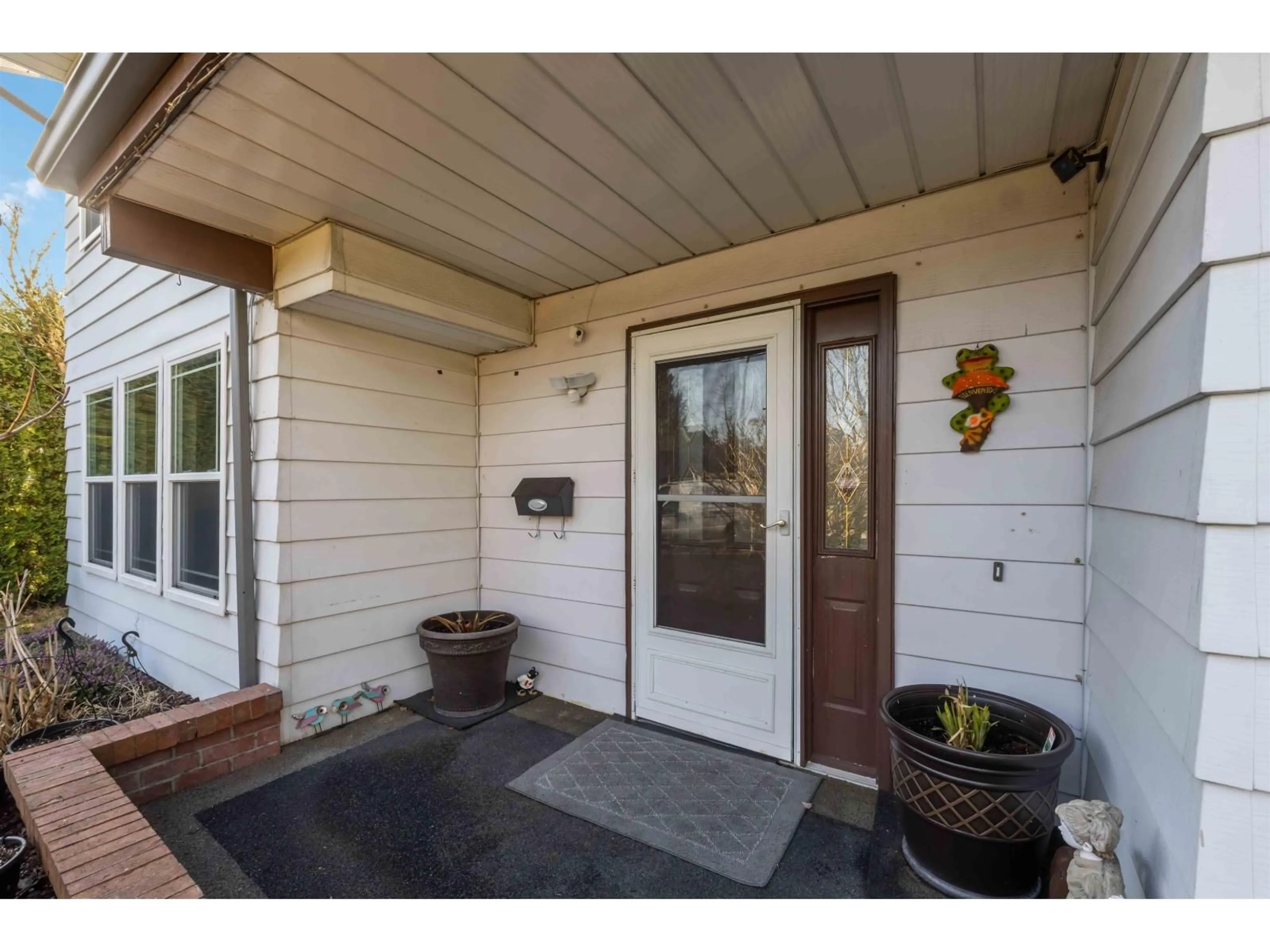 Indoor entryway for 9113 145A STREET, Surrey British Columbia V3R7L6