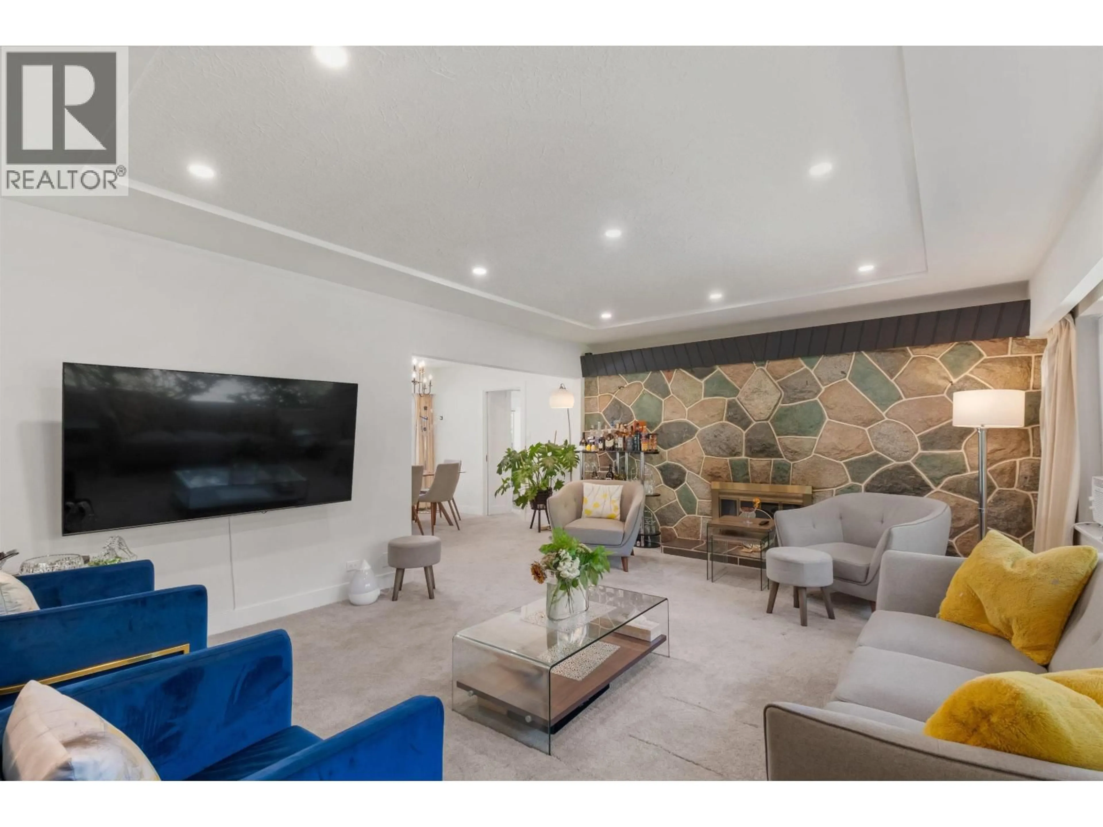 Living room with furniture, unknown for 869 CLEMENTS AVENUE, North Vancouver British Columbia V7R2K6