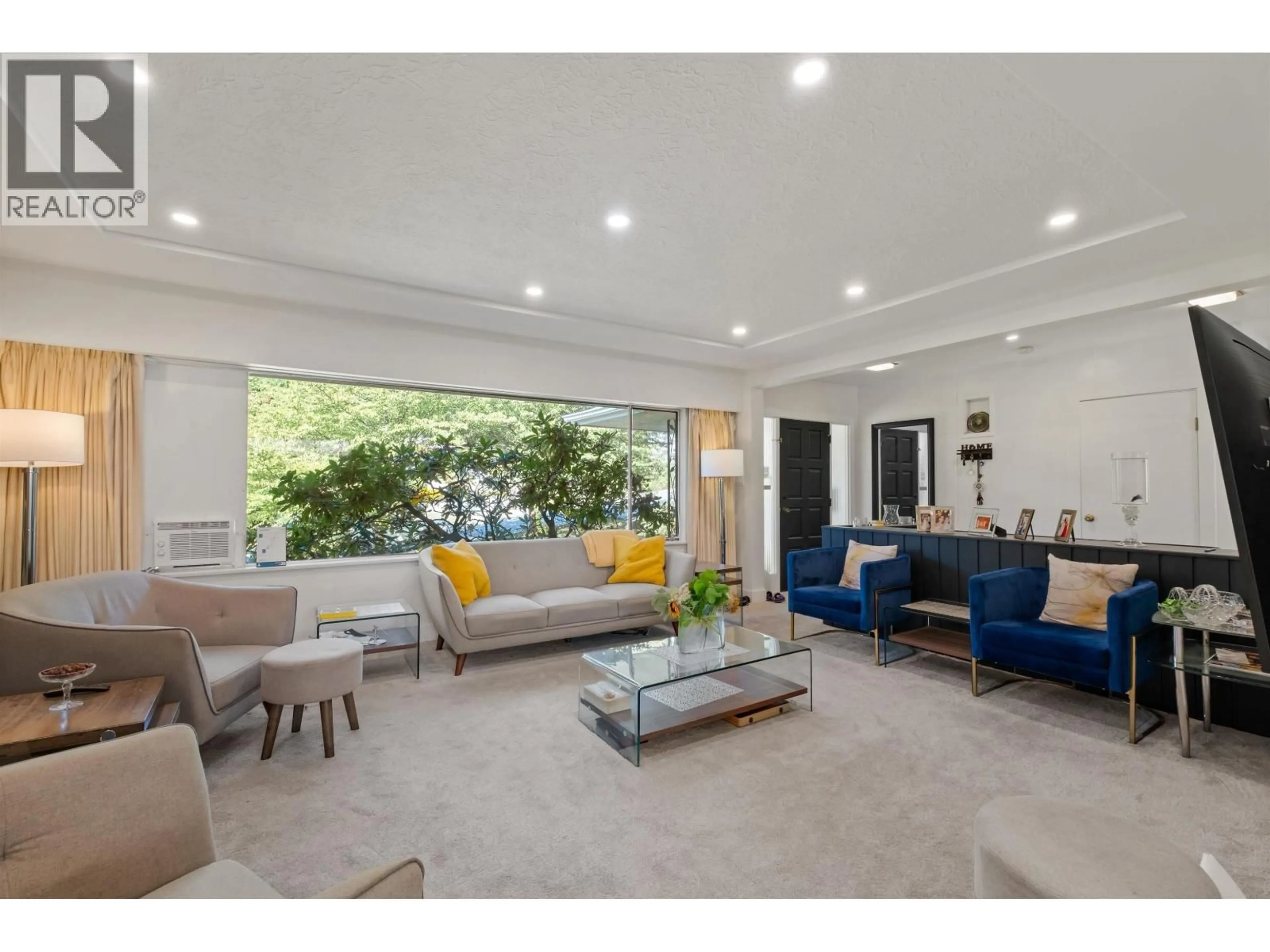 Living room with furniture, unknown for 869 CLEMENTS AVENUE, North Vancouver British Columbia V7R2K6