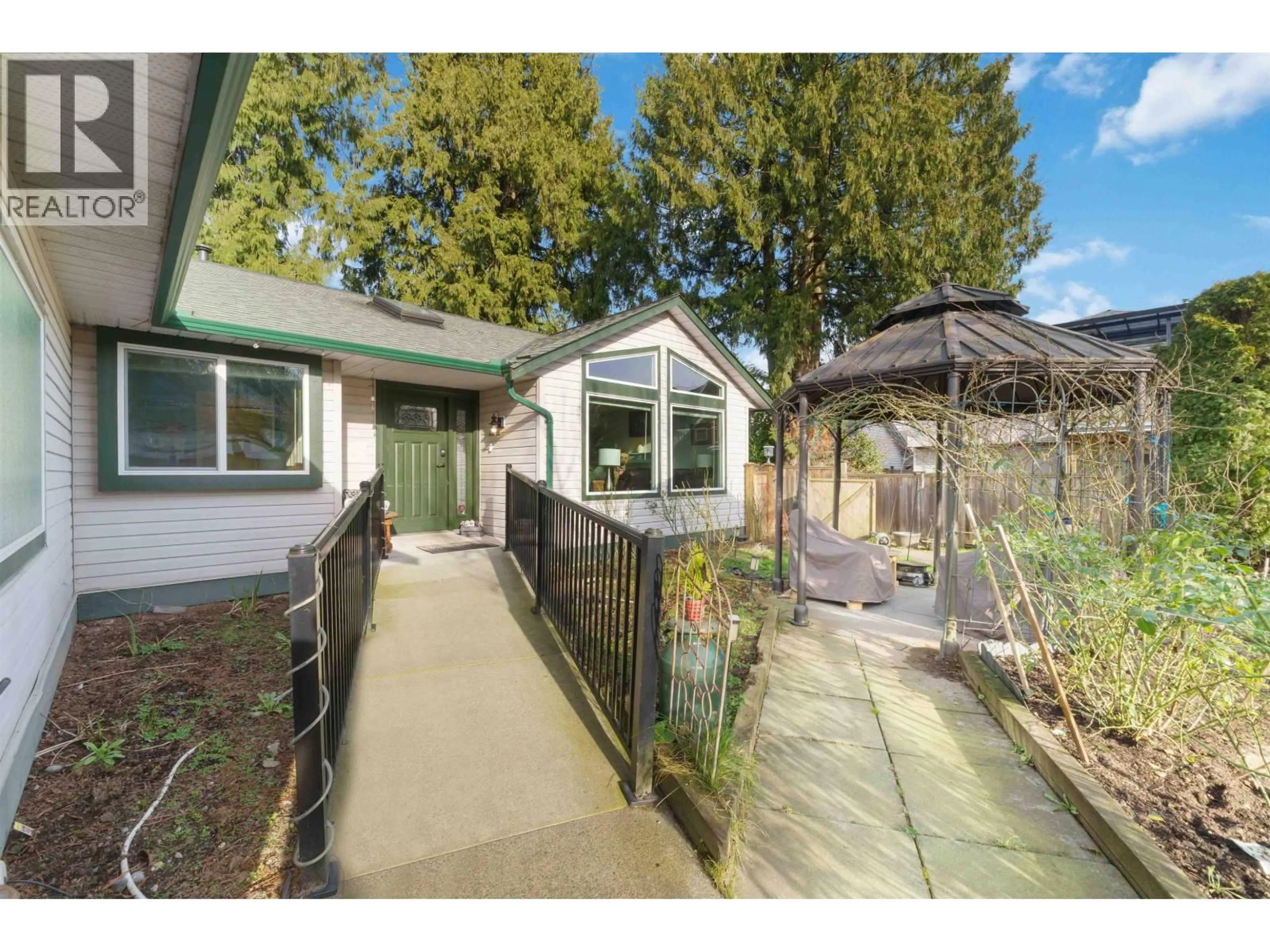 A pic from outside/outdoor area/front of a property/back of a property/a pic from drone, street for 19379 CUSICK CRESCENT, Pitt Meadows British Columbia V3Y2M9