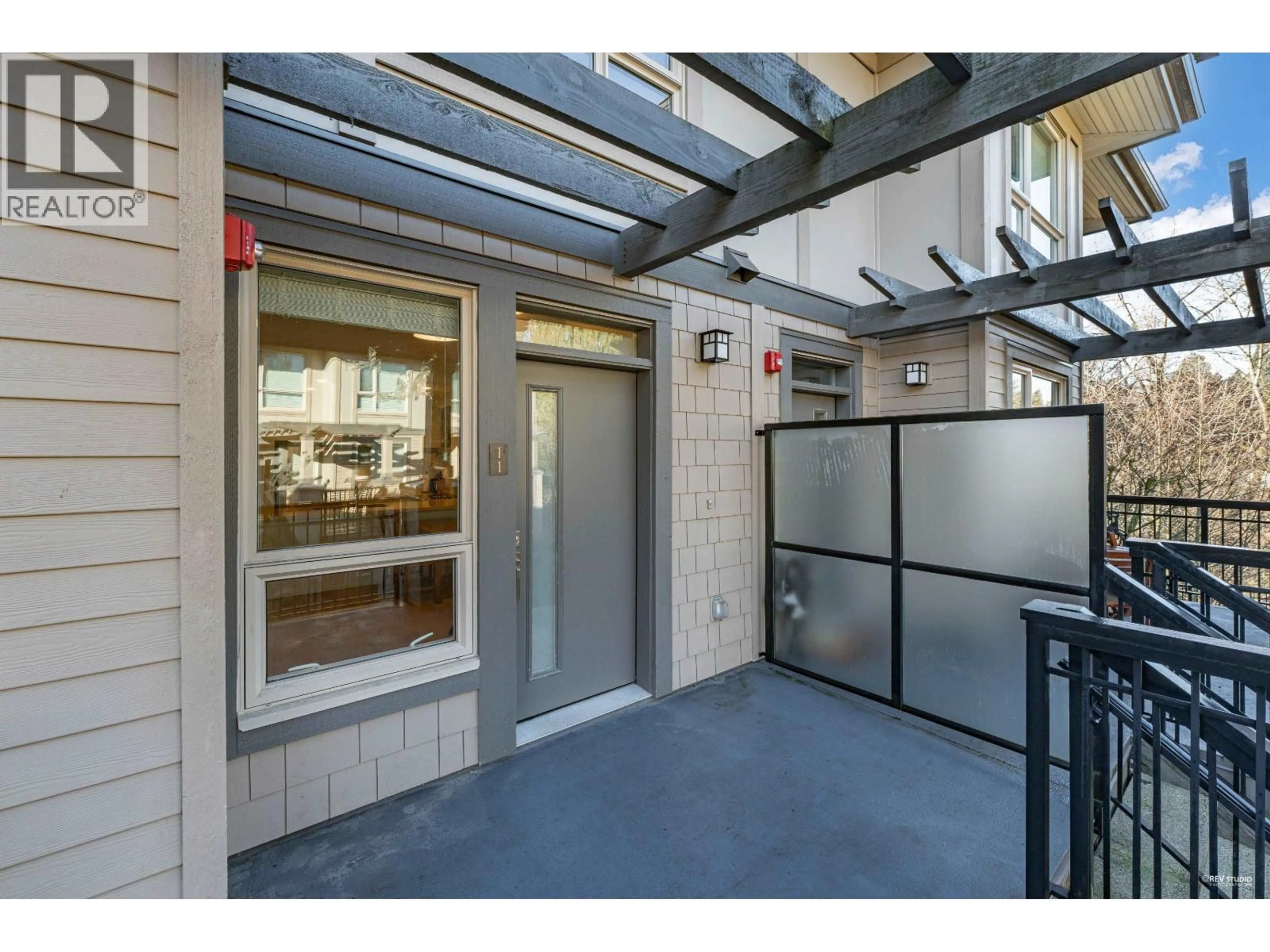 Indoor foyer for 11 - 3231 NOEL DRIVE, Burnaby British Columbia V3J0H3