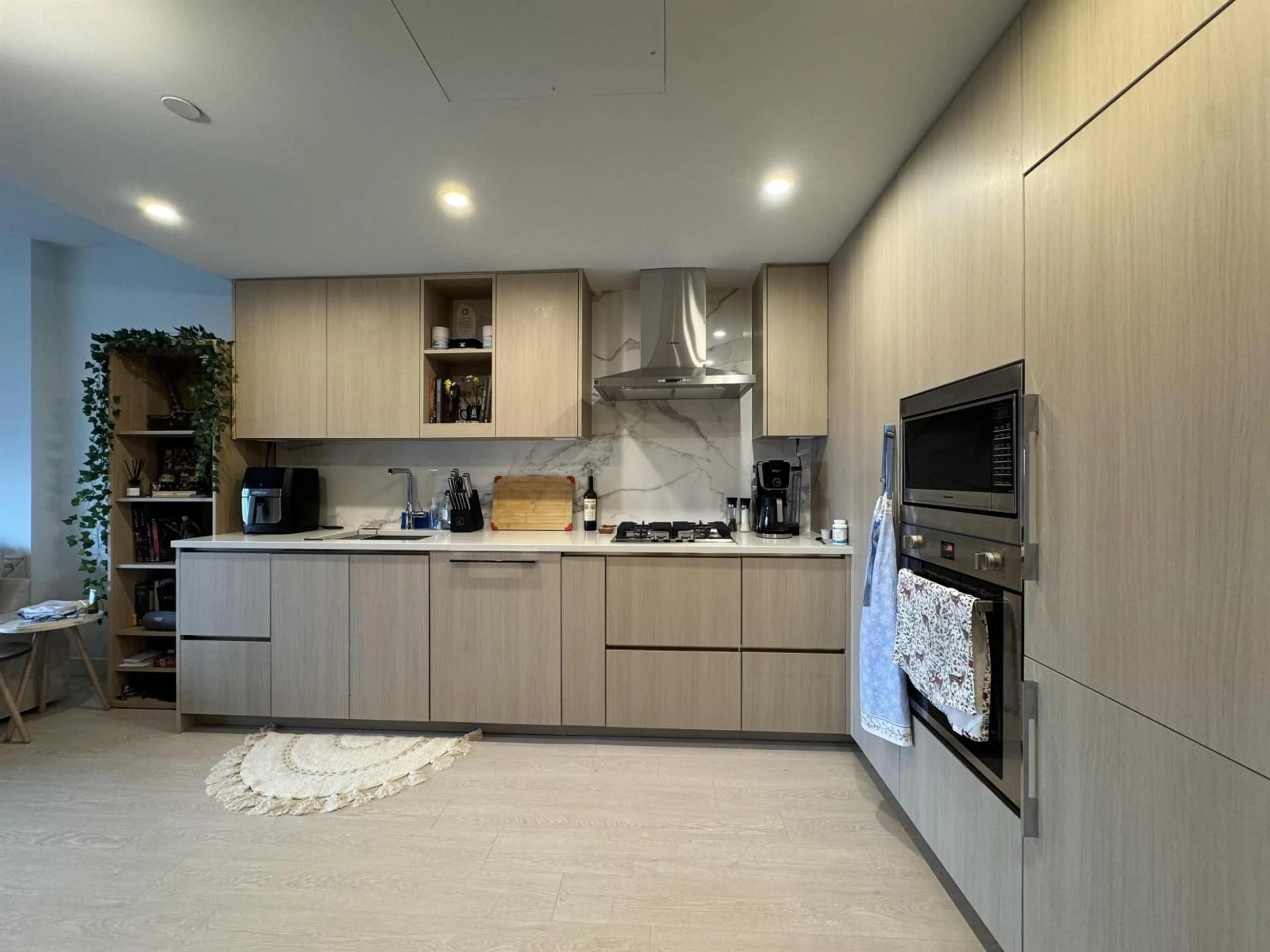 Contemporary kitchen, ceramic/tile floor for 1410 - 13768 100 AVENUE, Surrey British Columbia V3T0V2