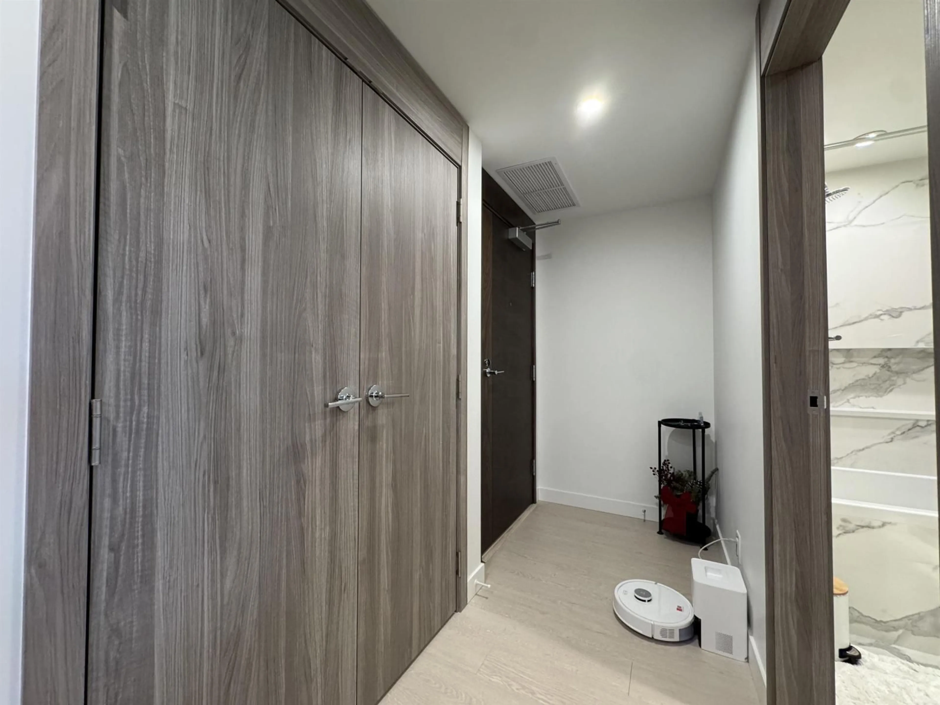 Indoor foyer for 1410 - 13768 100 AVENUE, Surrey British Columbia V3T0V2