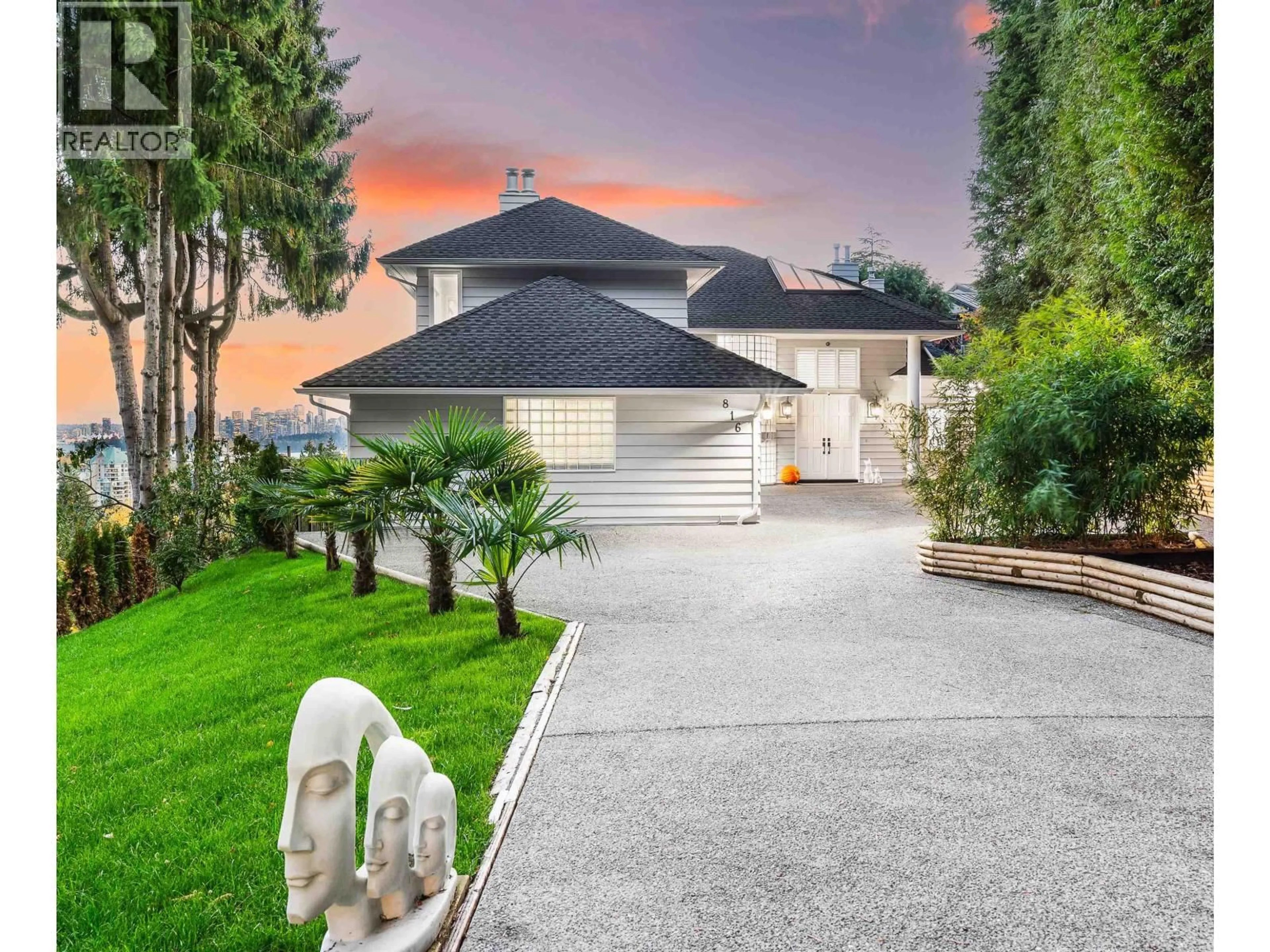 A pic from outside/outdoor area/front of a property/back of a property/a pic from drone, street for 816 ANDERSON CRESCENT, West Vancouver British Columbia V7T1S7