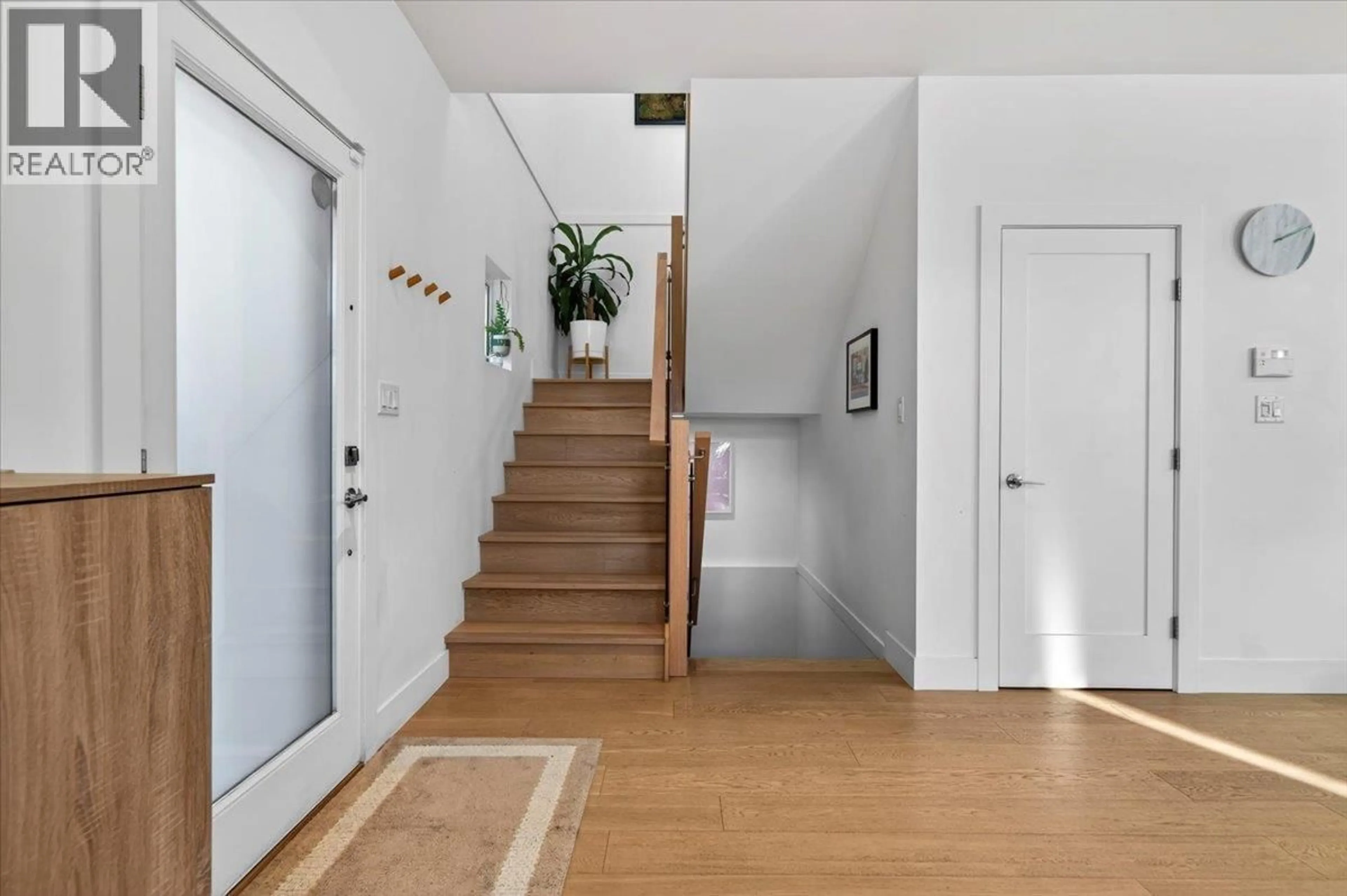 Indoor entryway for 2 - 252 19TH STREET, North Vancouver British Columbia V7L2Z2