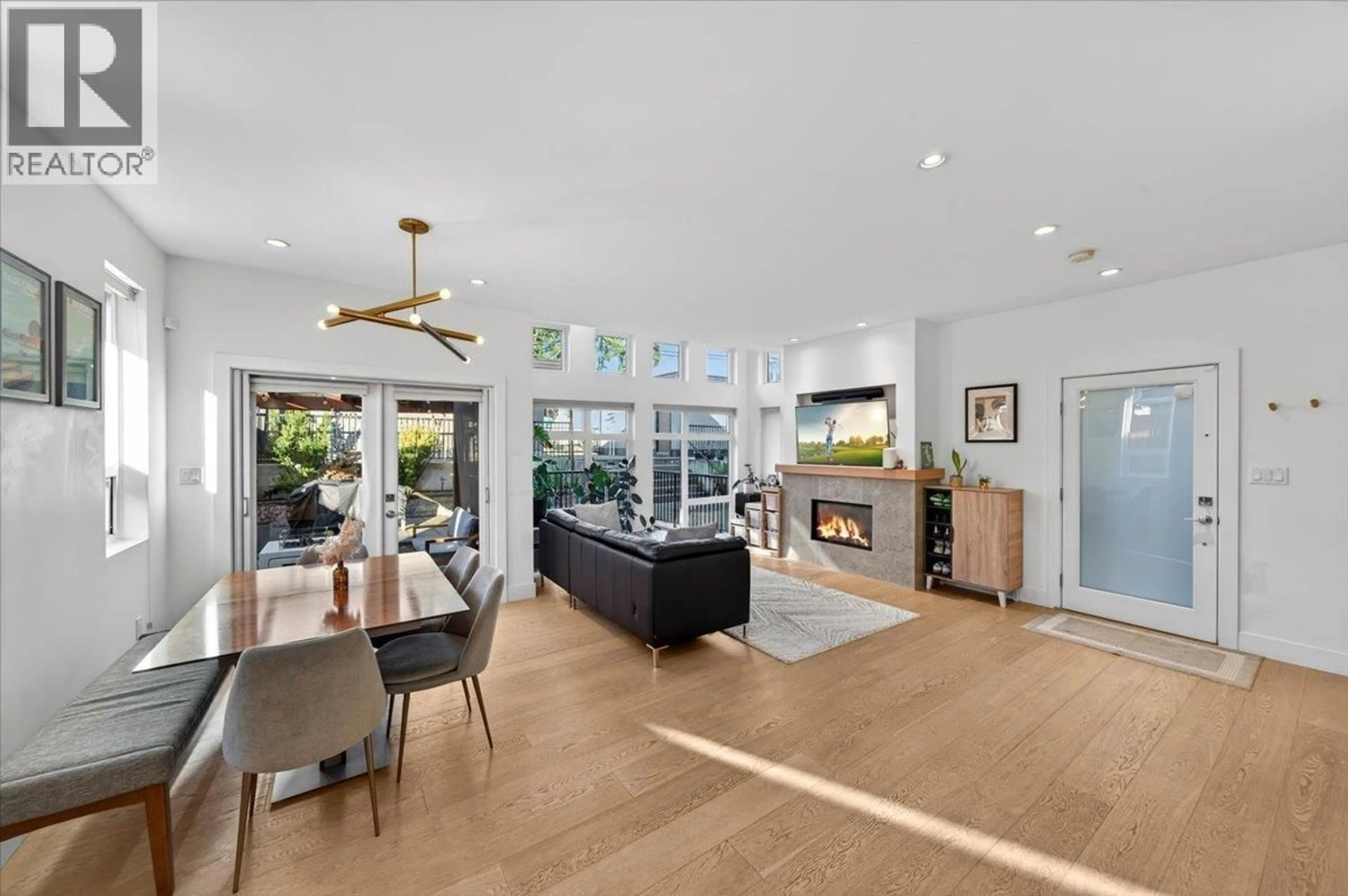 Unknown for 2 - 252 19TH STREET, North Vancouver British Columbia V7L2Z2