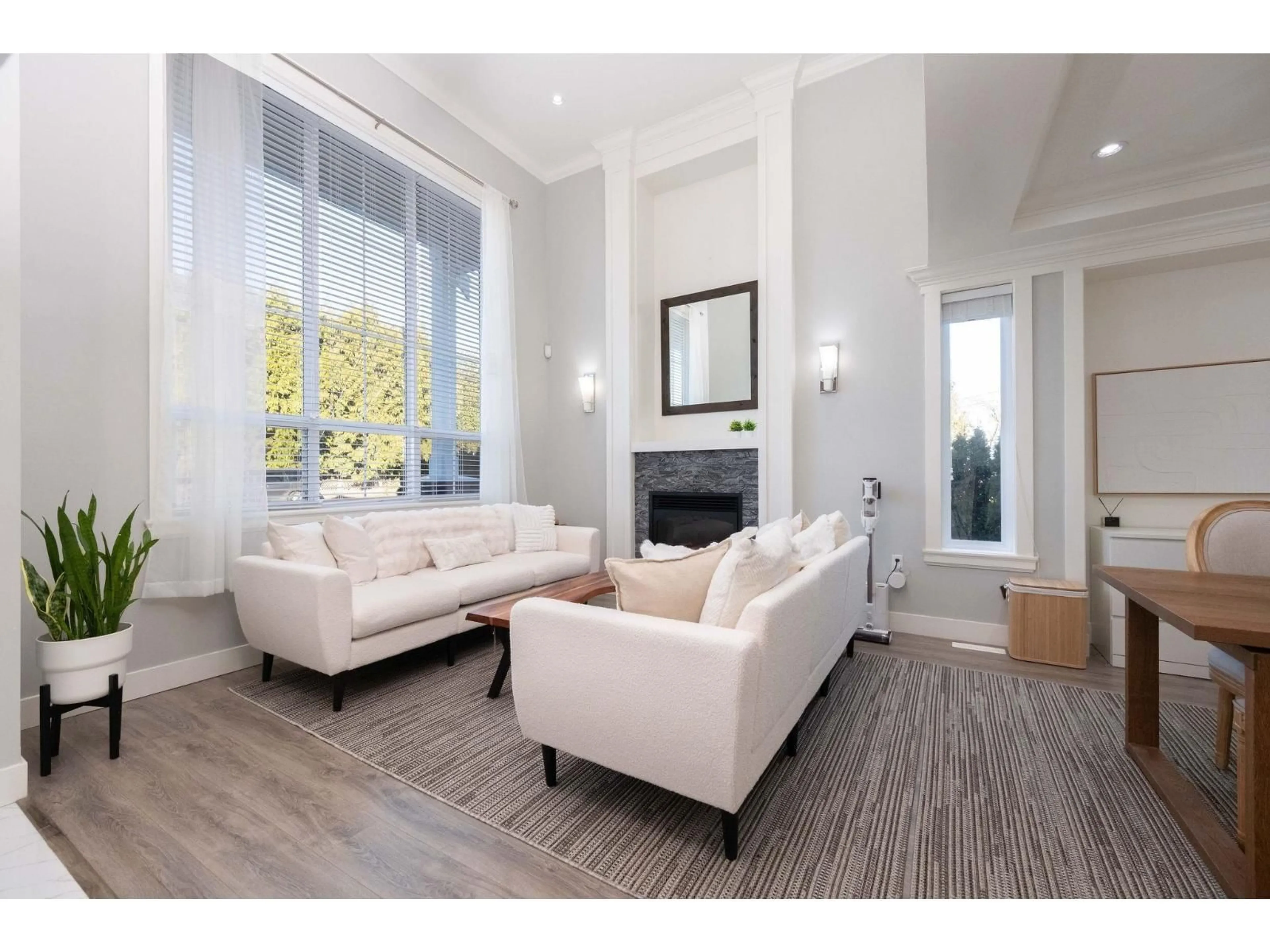 Living room with furniture, unknown for 35280 MCEWEN AVENUE, Mission British Columbia V2V0G2