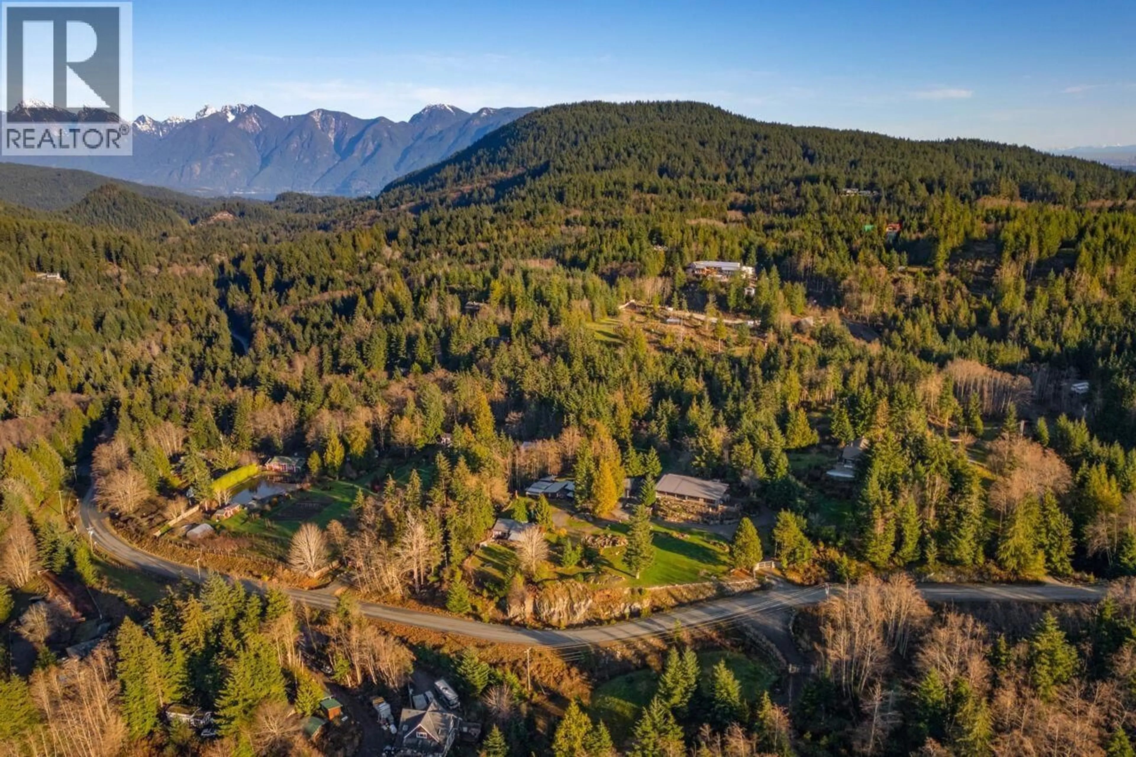 A pic from outside/outdoor area/front of a property/back of a property/a pic from drone, mountain view for 465 SUNSET ROAD, Bowen Island British Columbia V0N1G2