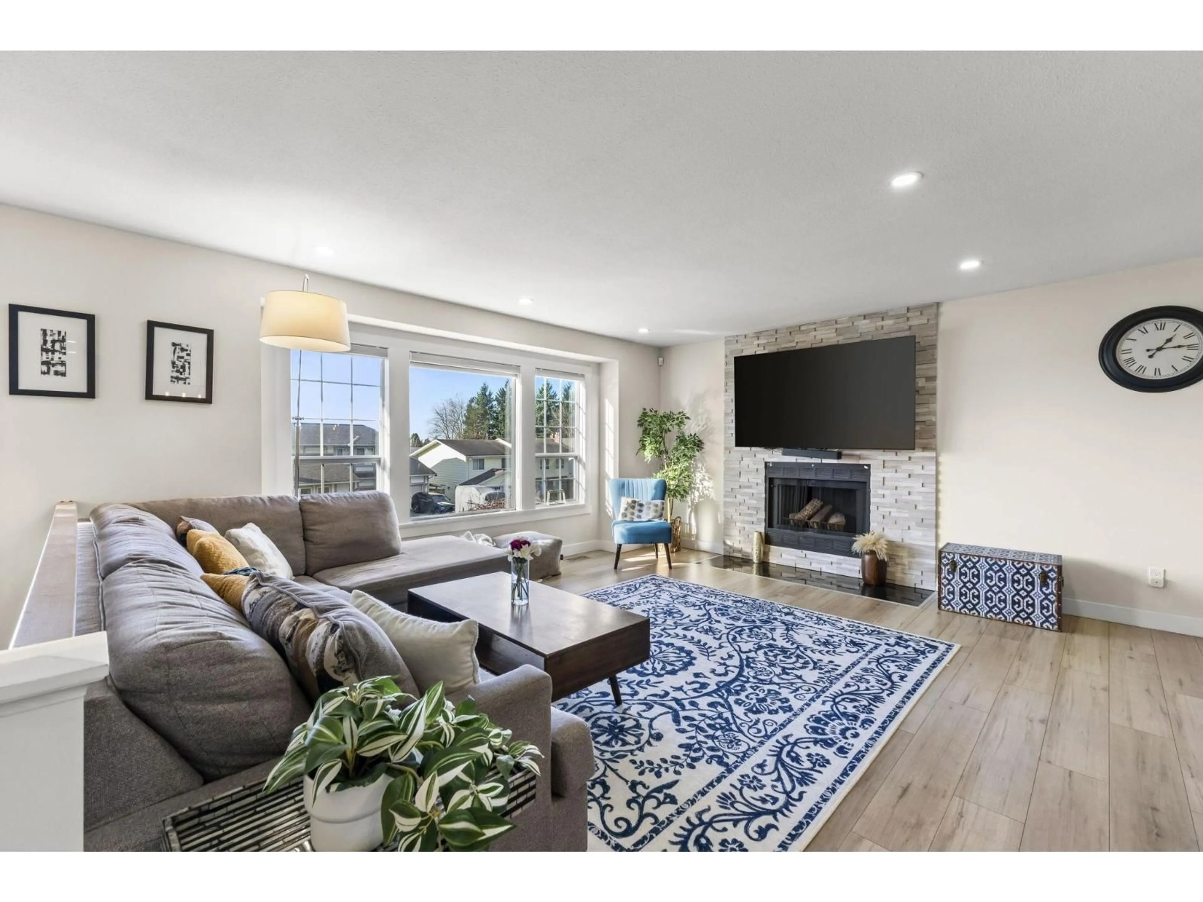 Living room with furniture, unknown for 2866 GLENAVON STREET, Abbotsford British Columbia V3G1G6