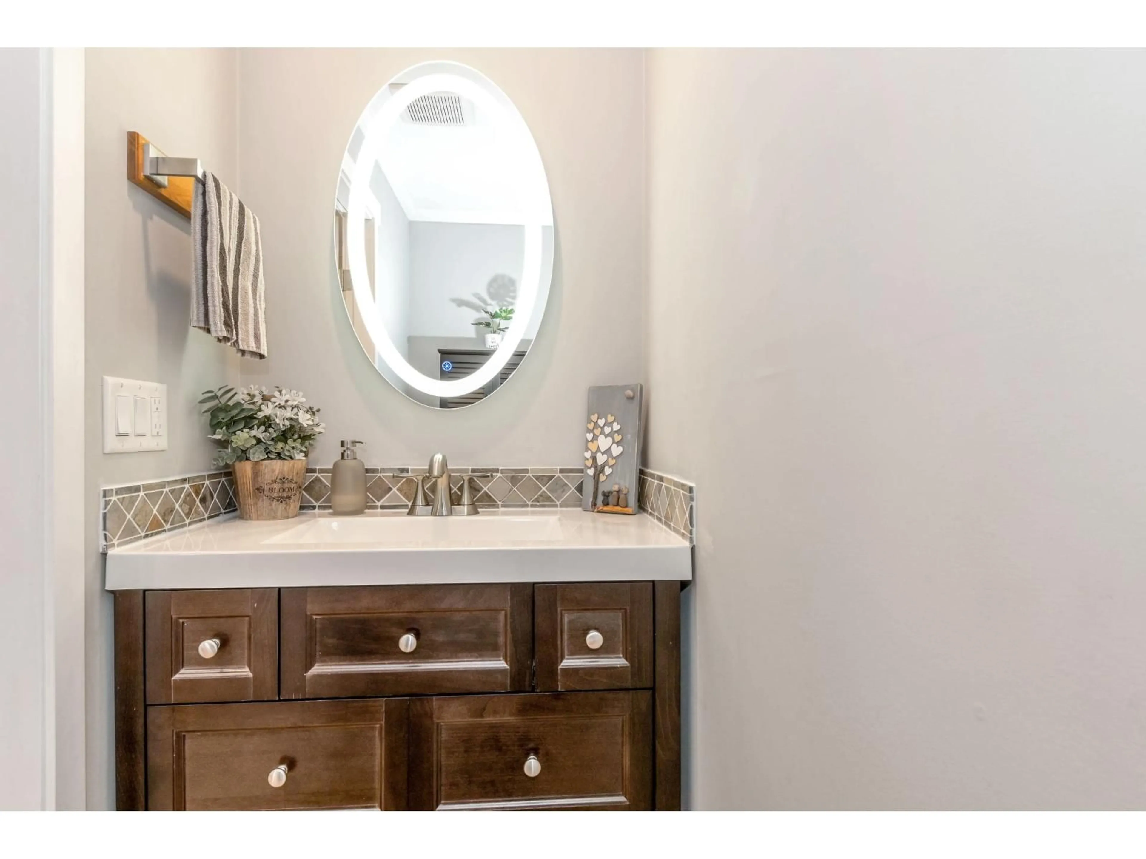 Contemporary bathroom, ceramic/tile floor for 27192 34 AVENUE, Langley British Columbia V4W3H4