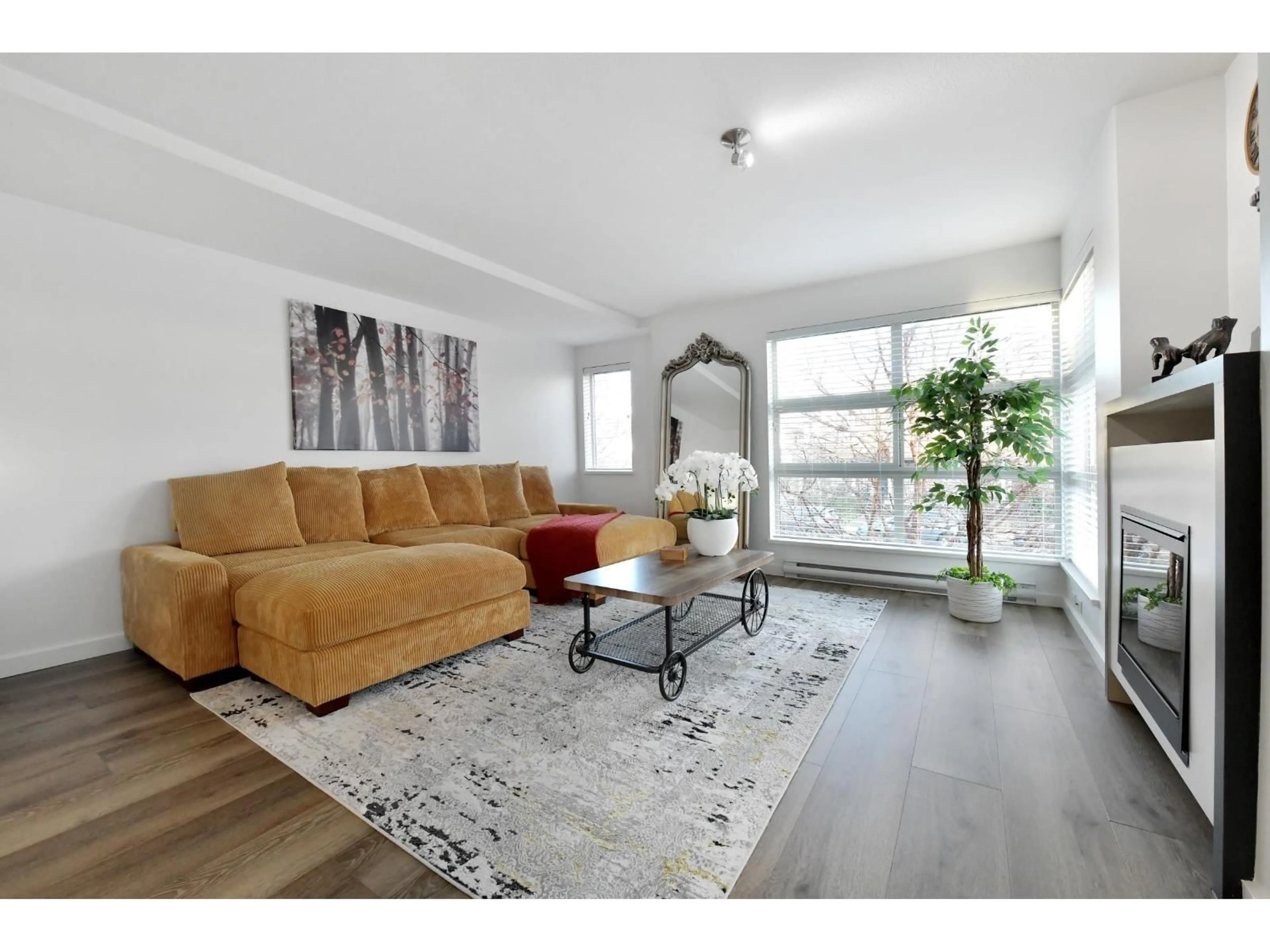 Living room with furniture, wood/laminate floor for 122 - 6671 121 STREET, Surrey British Columbia V3W1T9