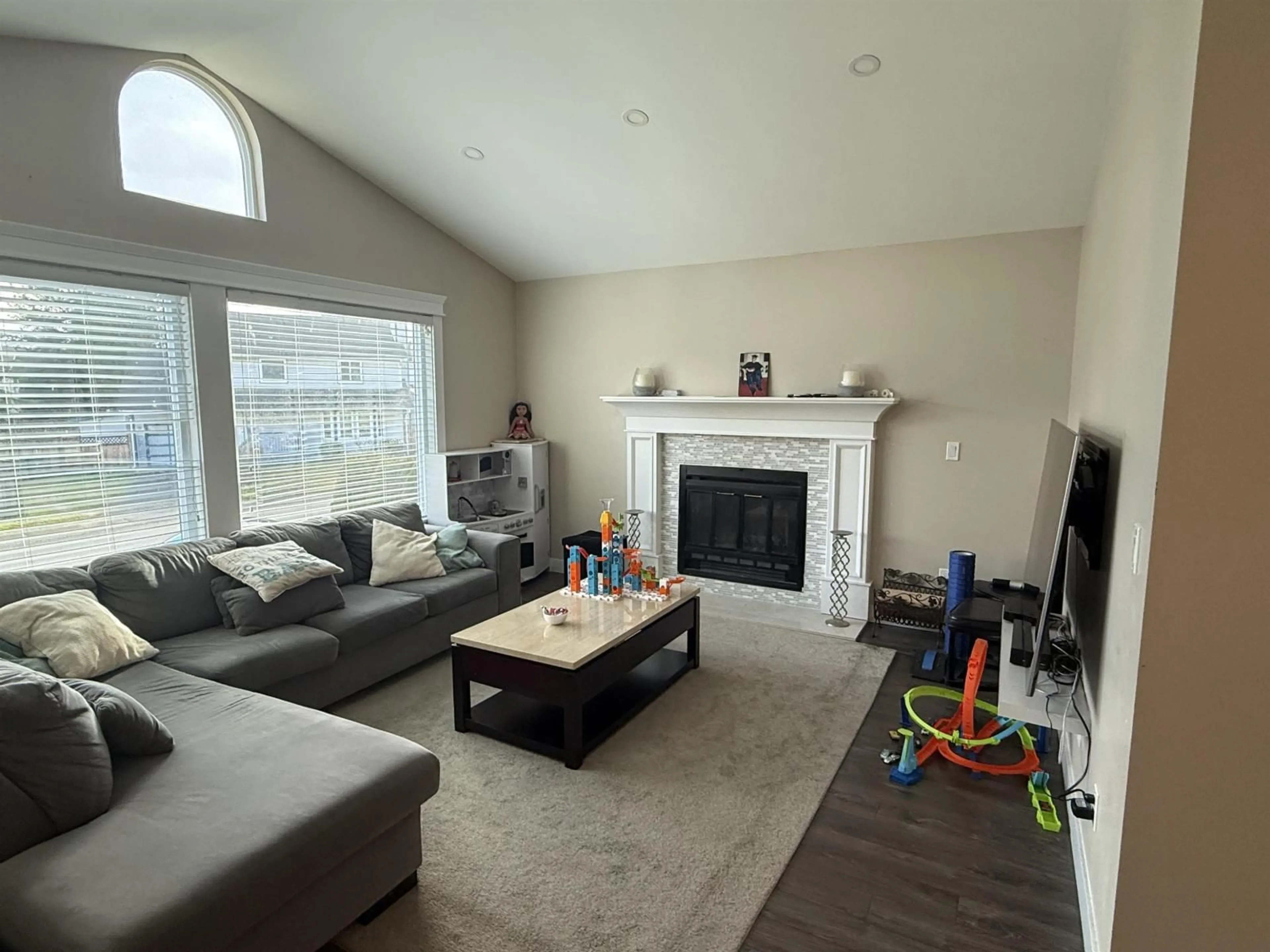 Living room with furniture, unknown for 9043 155 STREET, Surrey British Columbia V3R8W3
