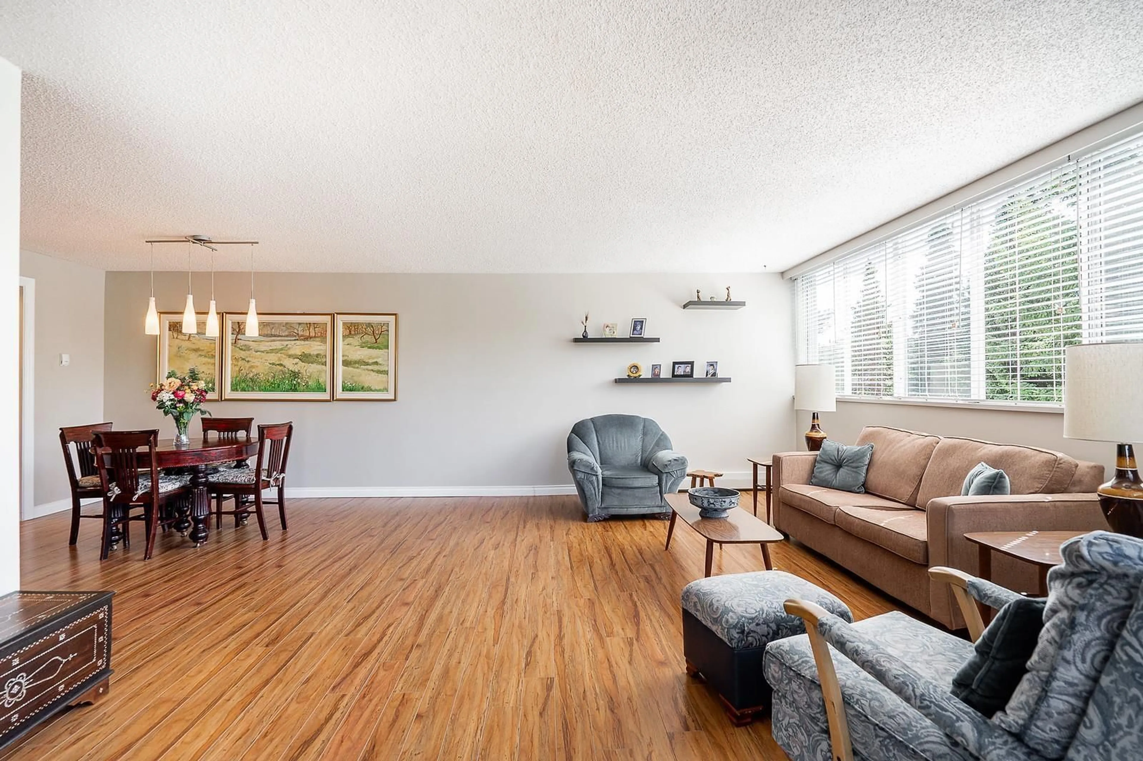 Living room with furniture, wood/laminate floor for 305 - 11881 88 AVENUE, Delta British Columbia V4C8A2