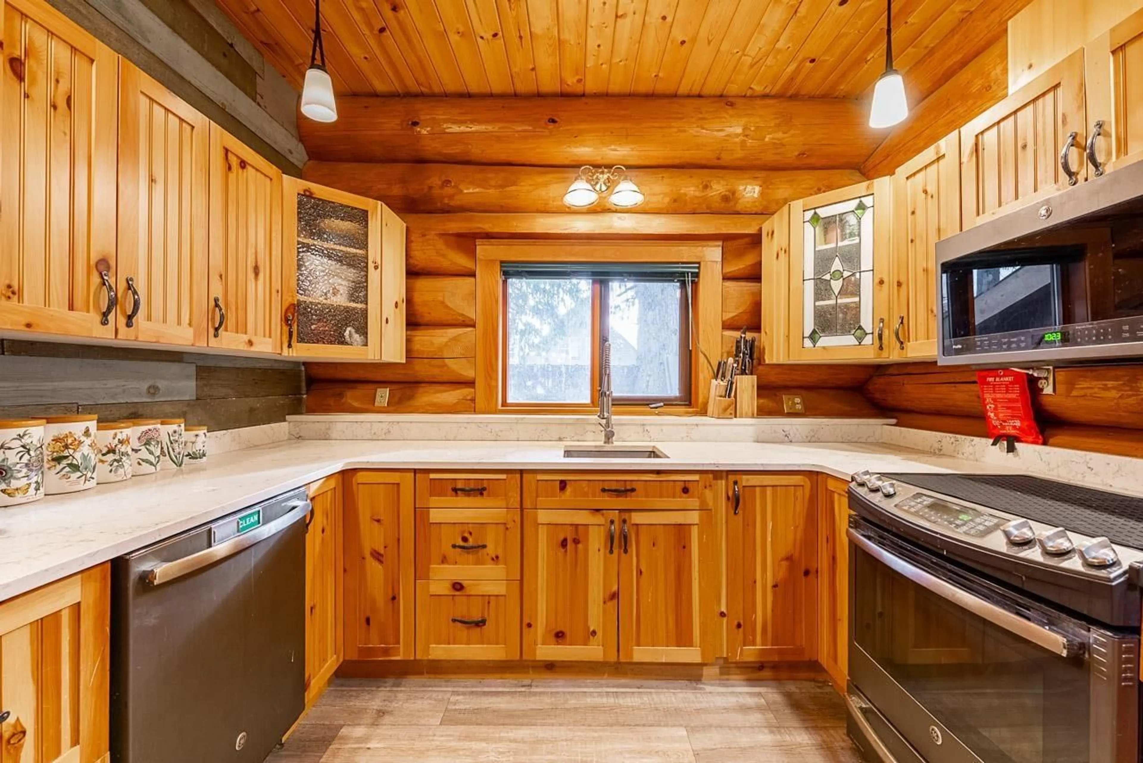 Rustic kitchen, wood/laminate floor for 71692 CONE COURT, Sunshine Valley British Columbia V0X1L5