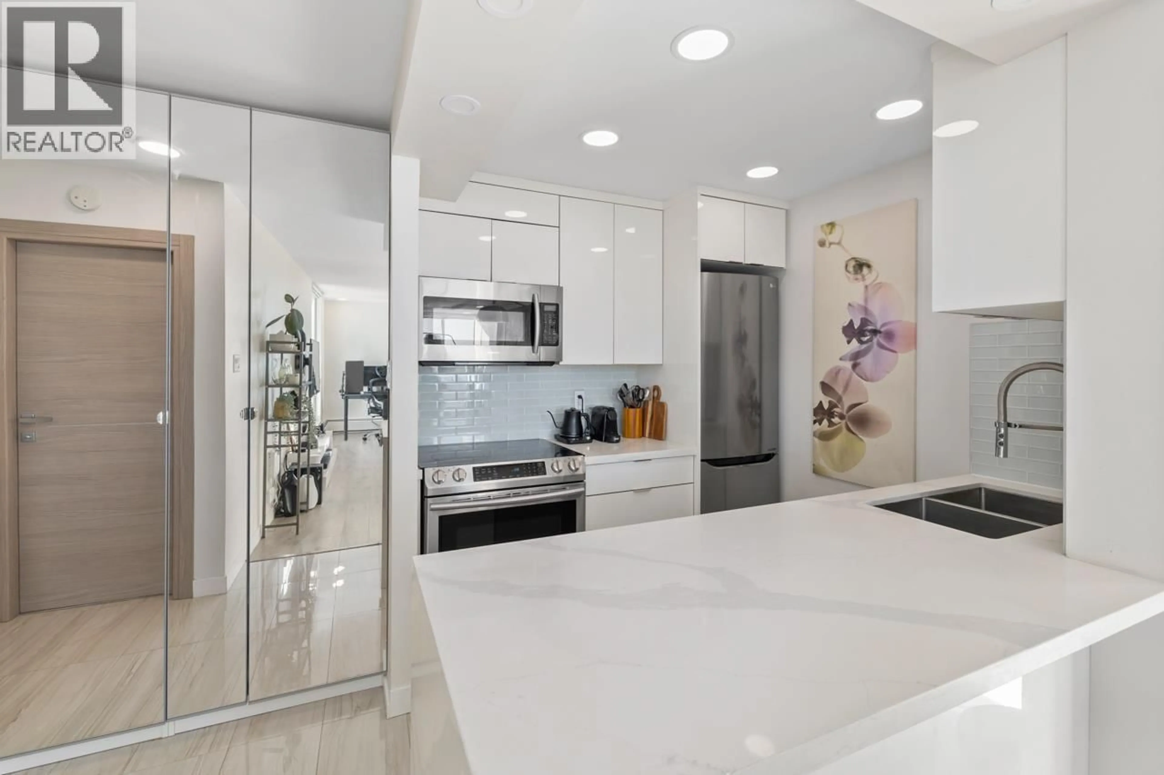 Contemporary kitchen, ceramic/tile floor for 1601 - 2004 FULLERTON AVENUE, North Vancouver British Columbia V7P3G8