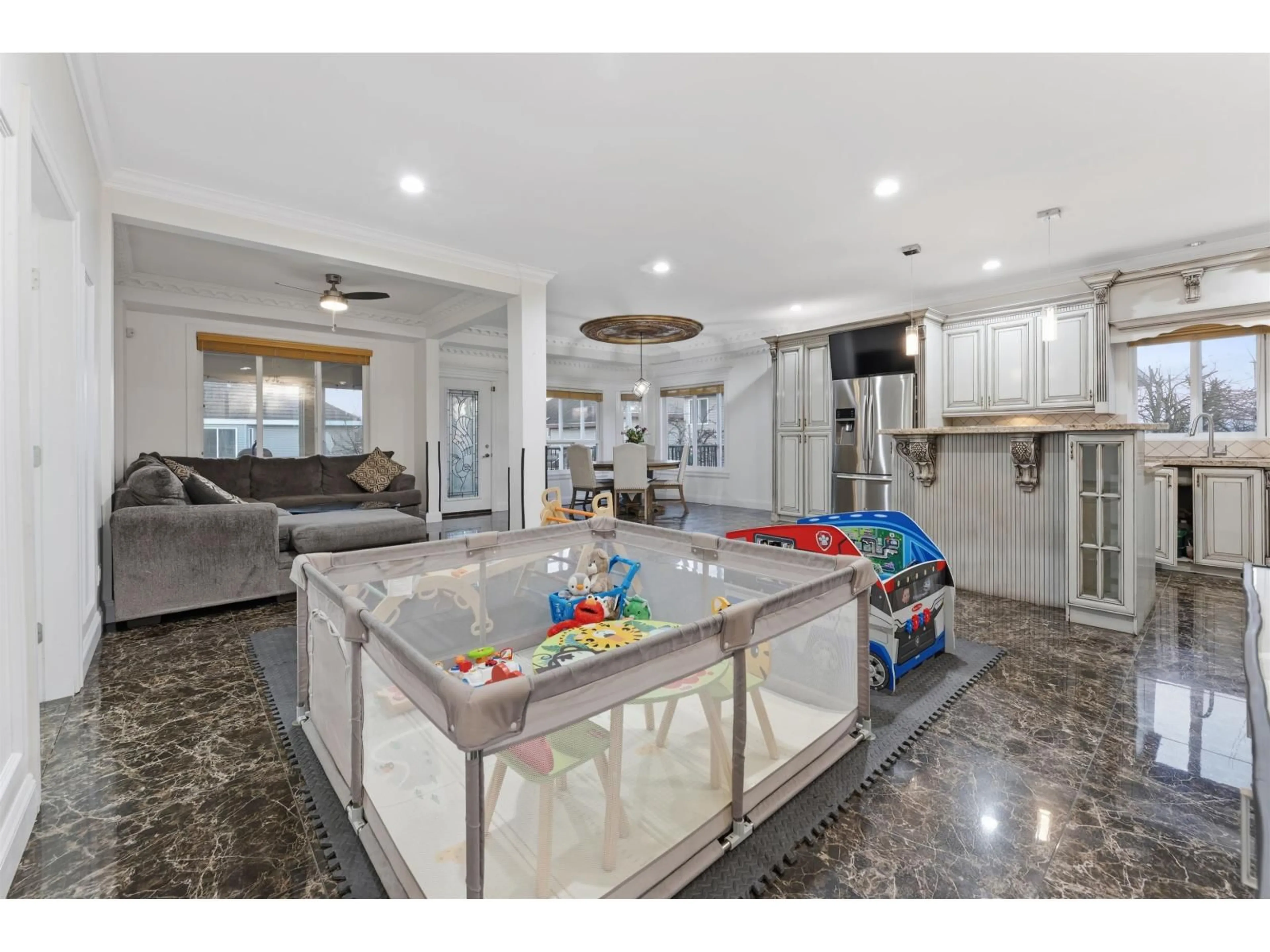 Open concept kitchen, ceramic/tile floor for 15181 68A AVENUE, Surrey British Columbia V3S7Y7