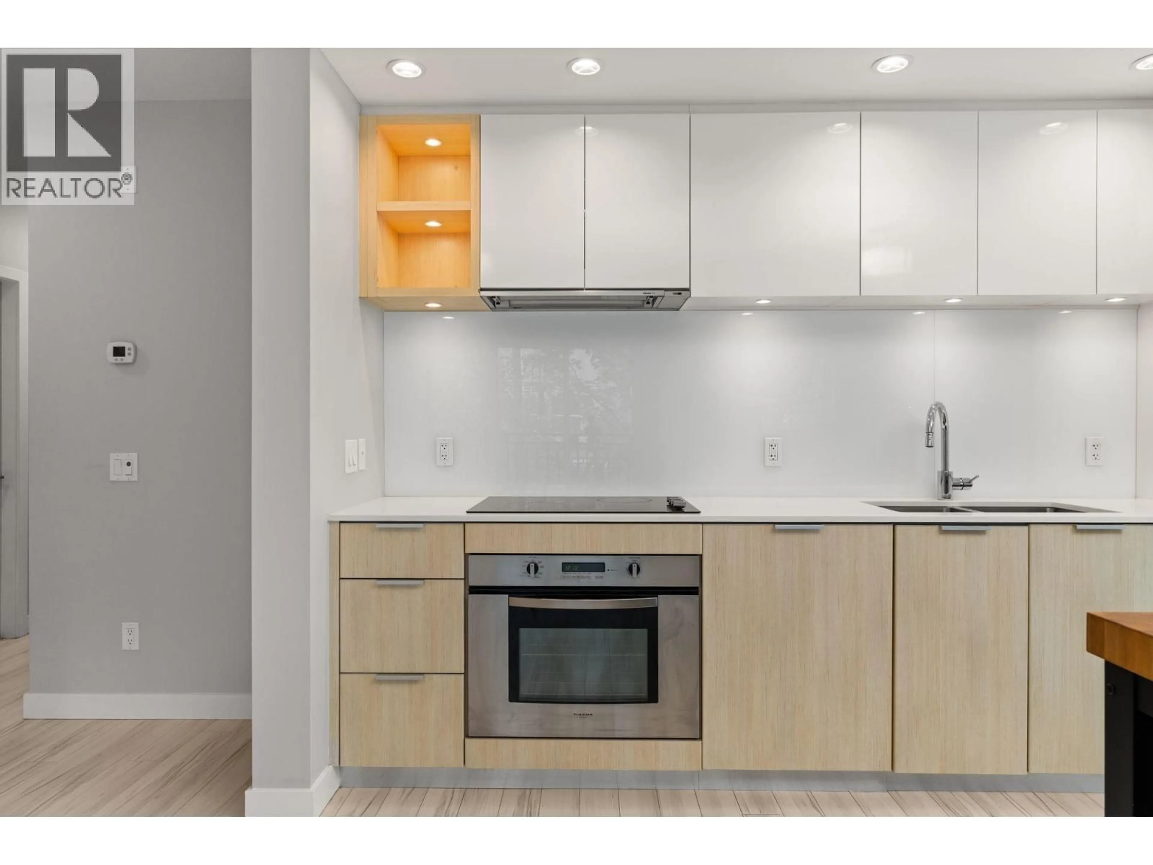 Standard kitchen, unknown for 207 - 111 3RD STREET, North Vancouver British Columbia V7L0C6