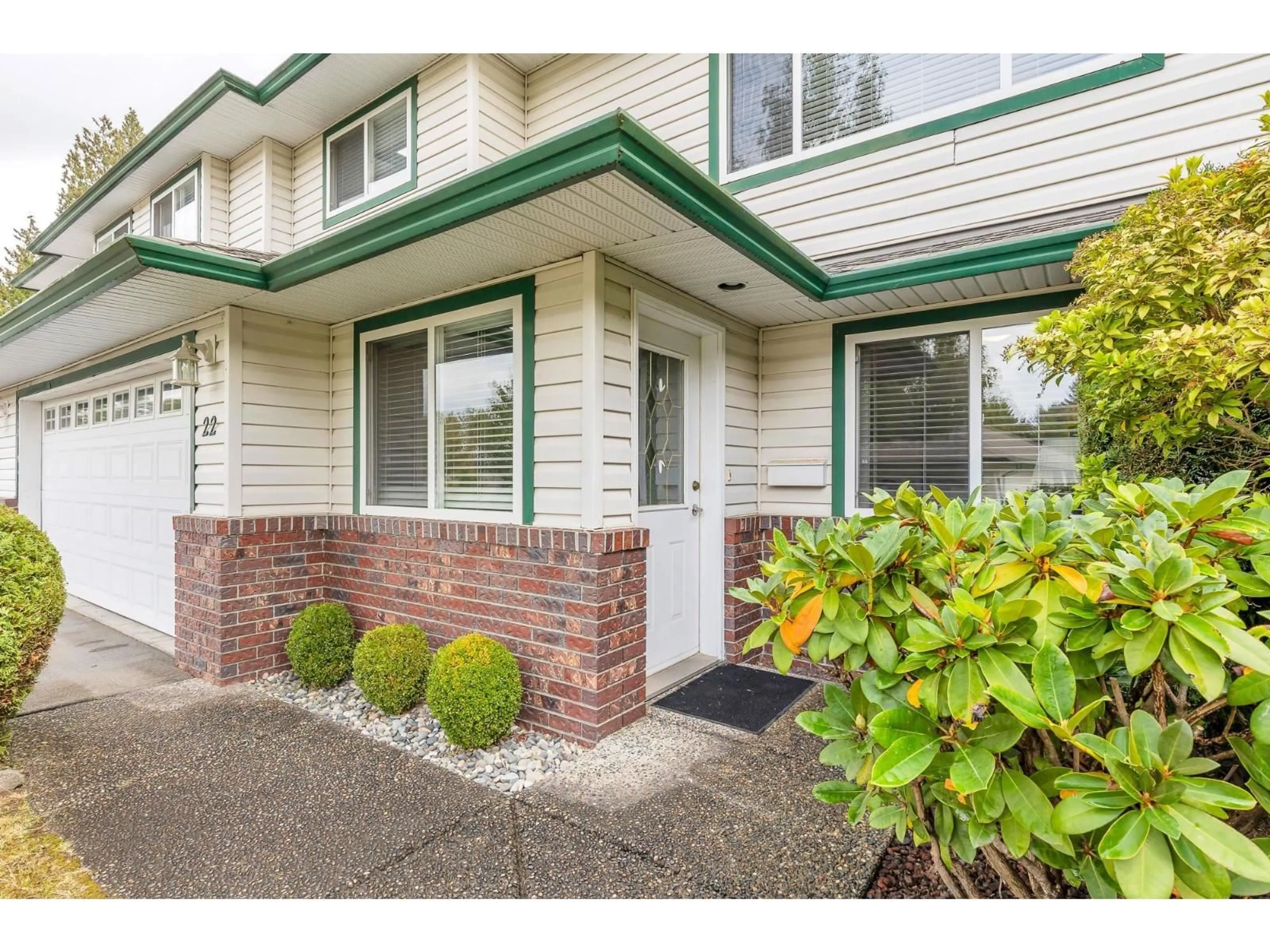 Home with vinyl exterior material, street for 22 - 34250 HAZELWOOD AVENUE, Abbotsford British Columbia V2S7L4