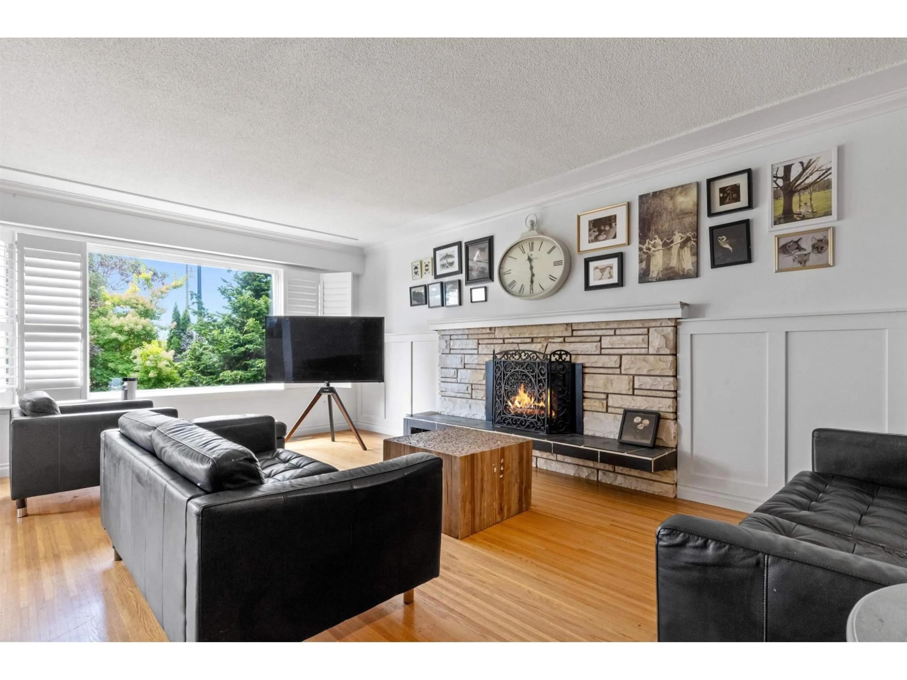 Living room with furniture, wood/laminate floor for 1310 PARKER STREET, White Rock British Columbia V4B4S3