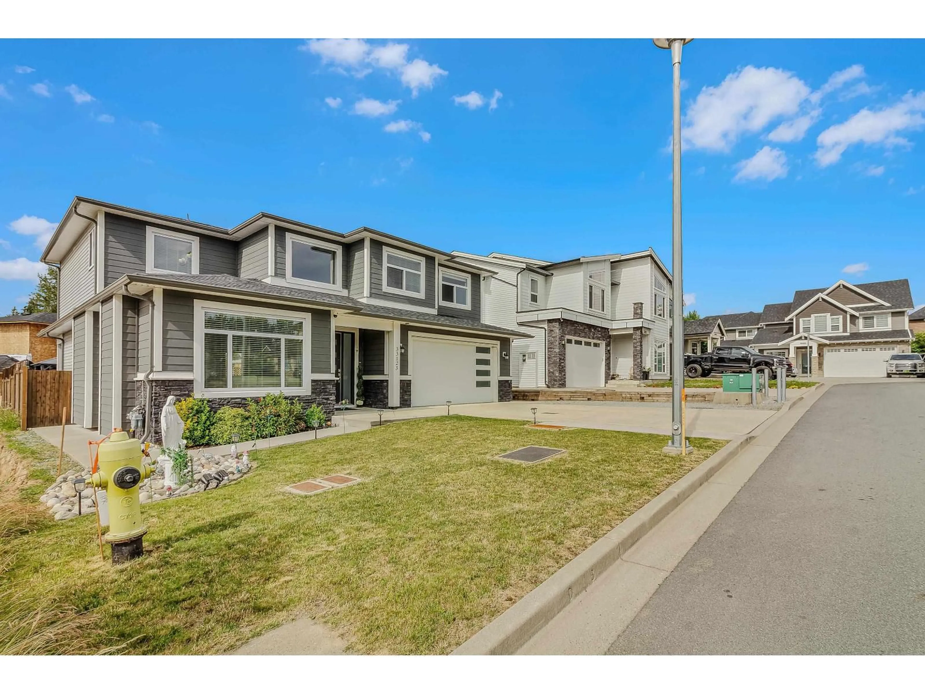 A pic from outside/outdoor area/front of a property/back of a property/a pic from drone, street for 33123 BENEDICT BOULEVARD, Mission British Columbia V2V0H1