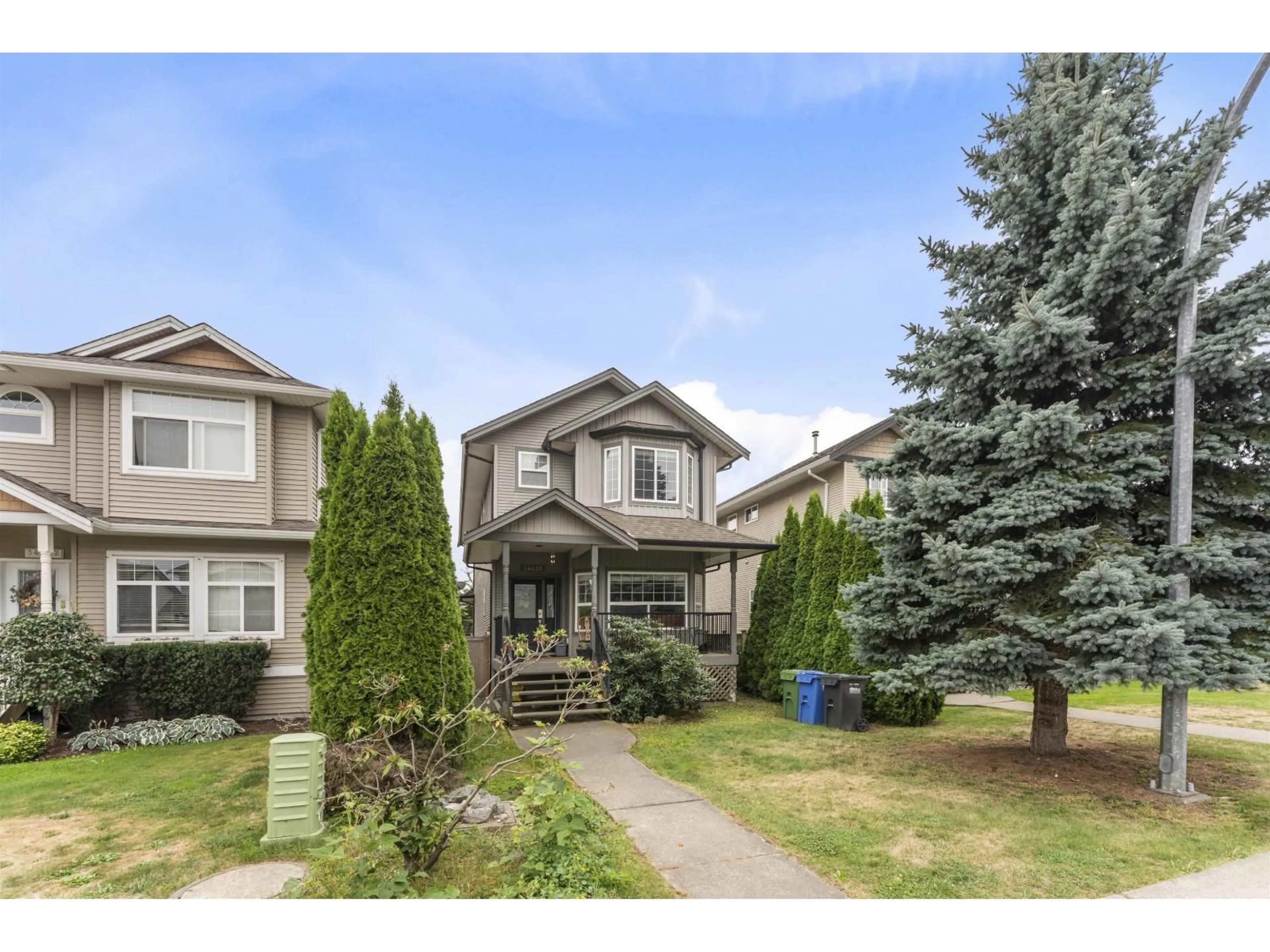 Home with vinyl exterior material, street for 34636 7TH AVENUE, Abbotsford British Columbia V2S8C4