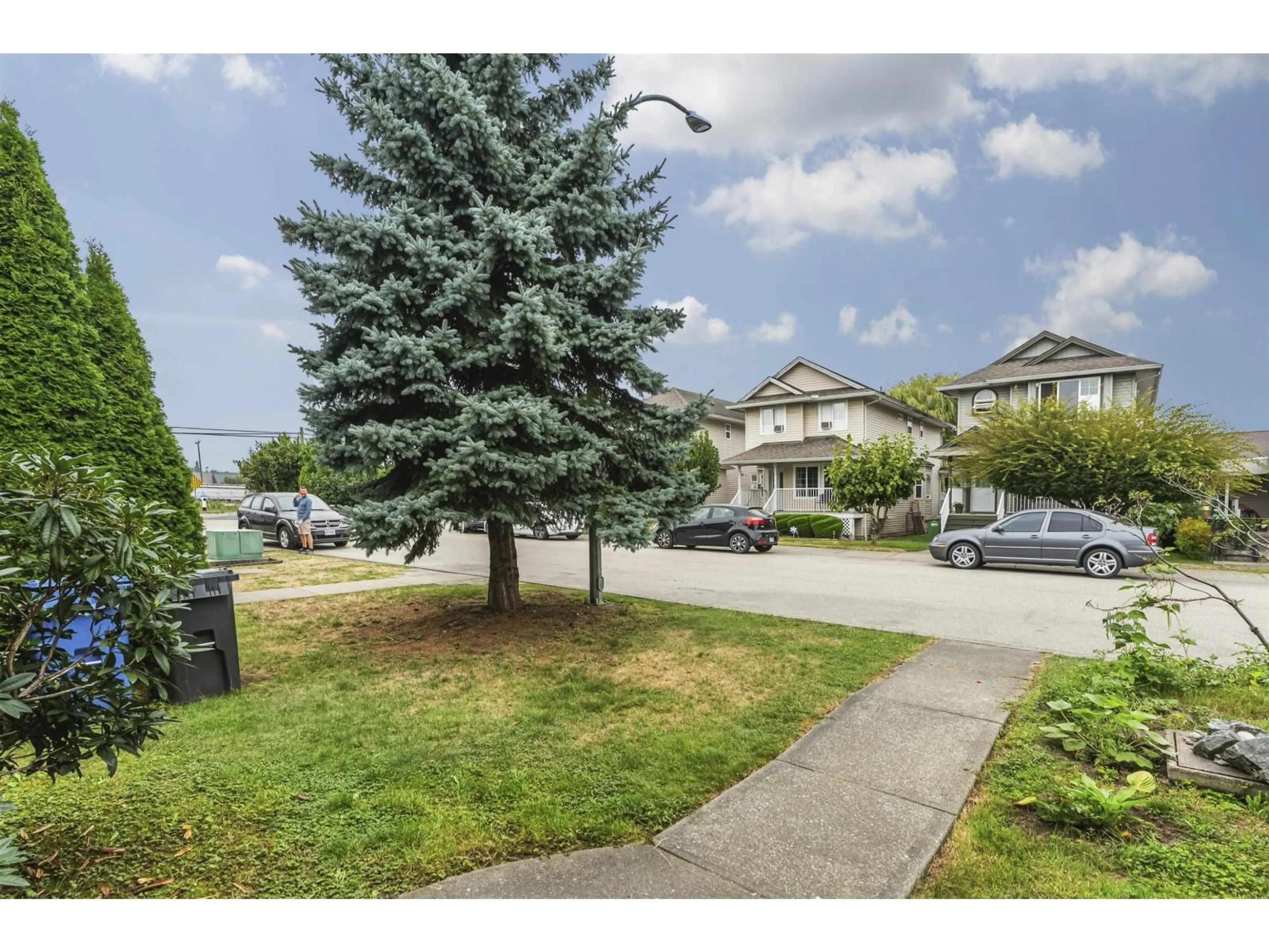 A pic from outside/outdoor area/front of a property/back of a property/a pic from drone, street for 34636 7TH AVENUE, Abbotsford British Columbia V2S8C4