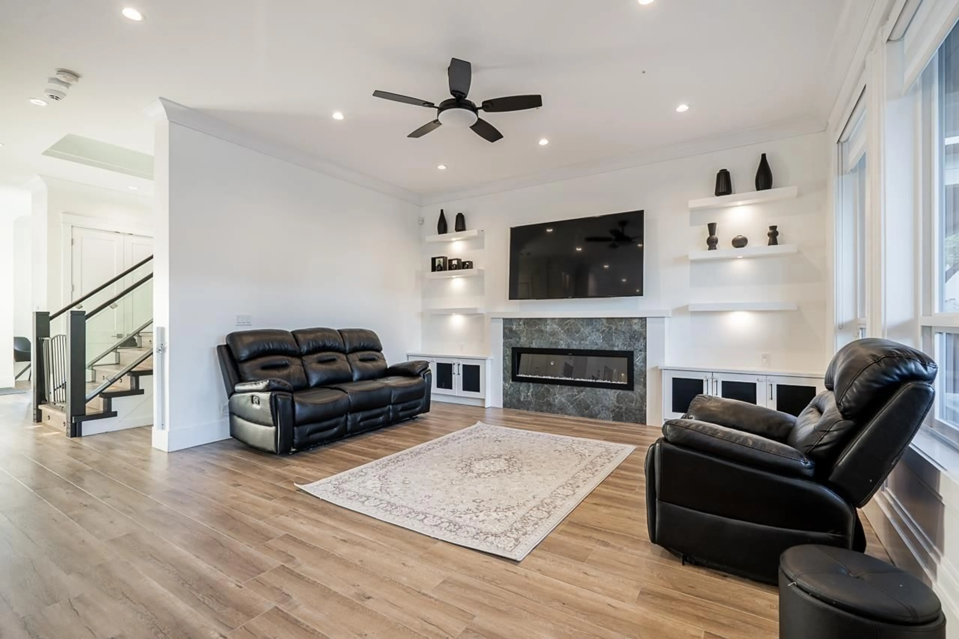 Living room with furniture, unknown for 17825 BARNSTON DRIVE DRIVE EAST, Surrey British Columbia V4N6T4