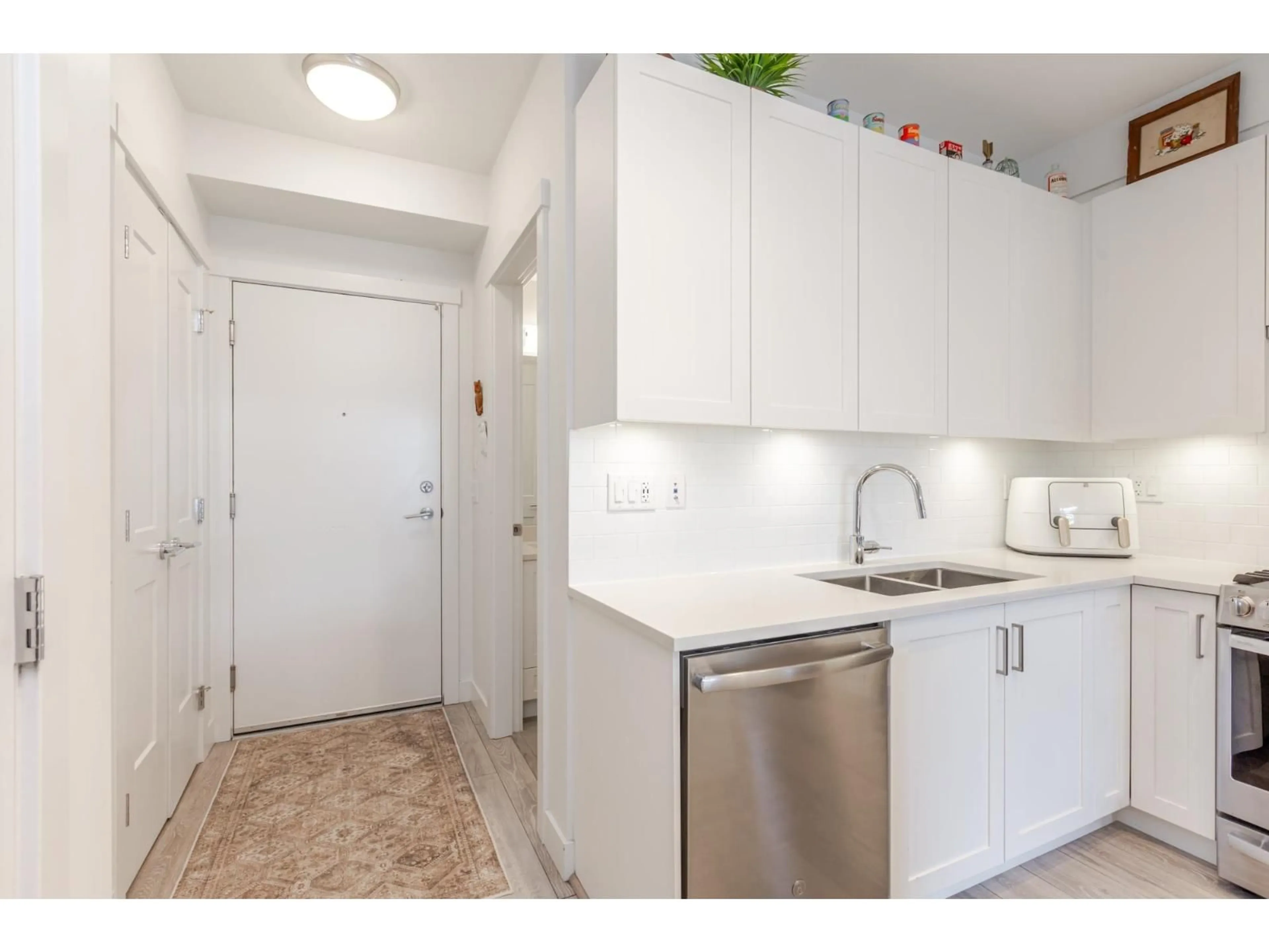 Standard kitchen, ceramic/tile floor for 303 - 20673 78 AVENUE, Langley British Columbia V2Y3K1