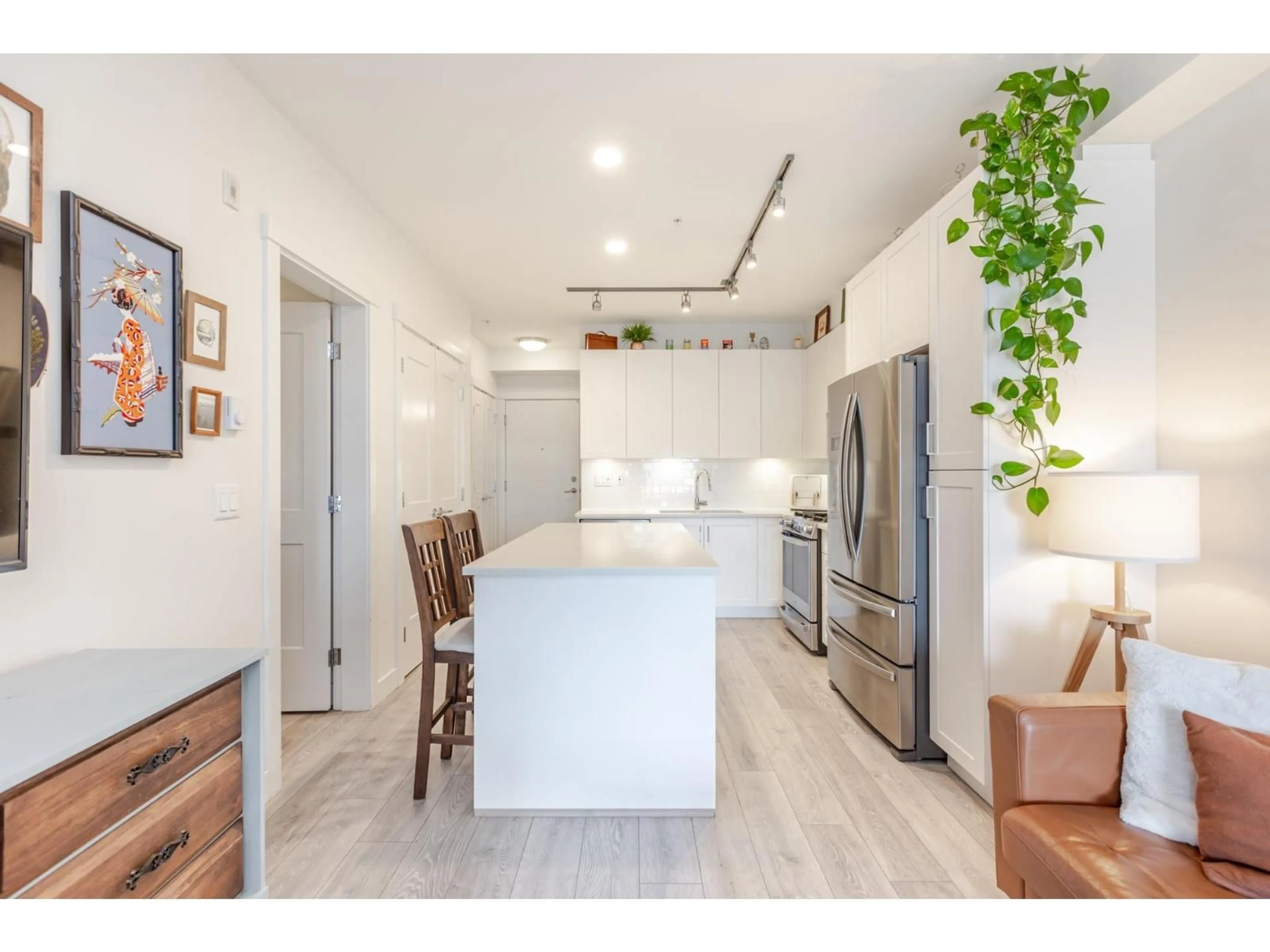 Open concept kitchen, wood/laminate floor for 303 - 20673 78 AVENUE, Langley British Columbia V2Y3K1