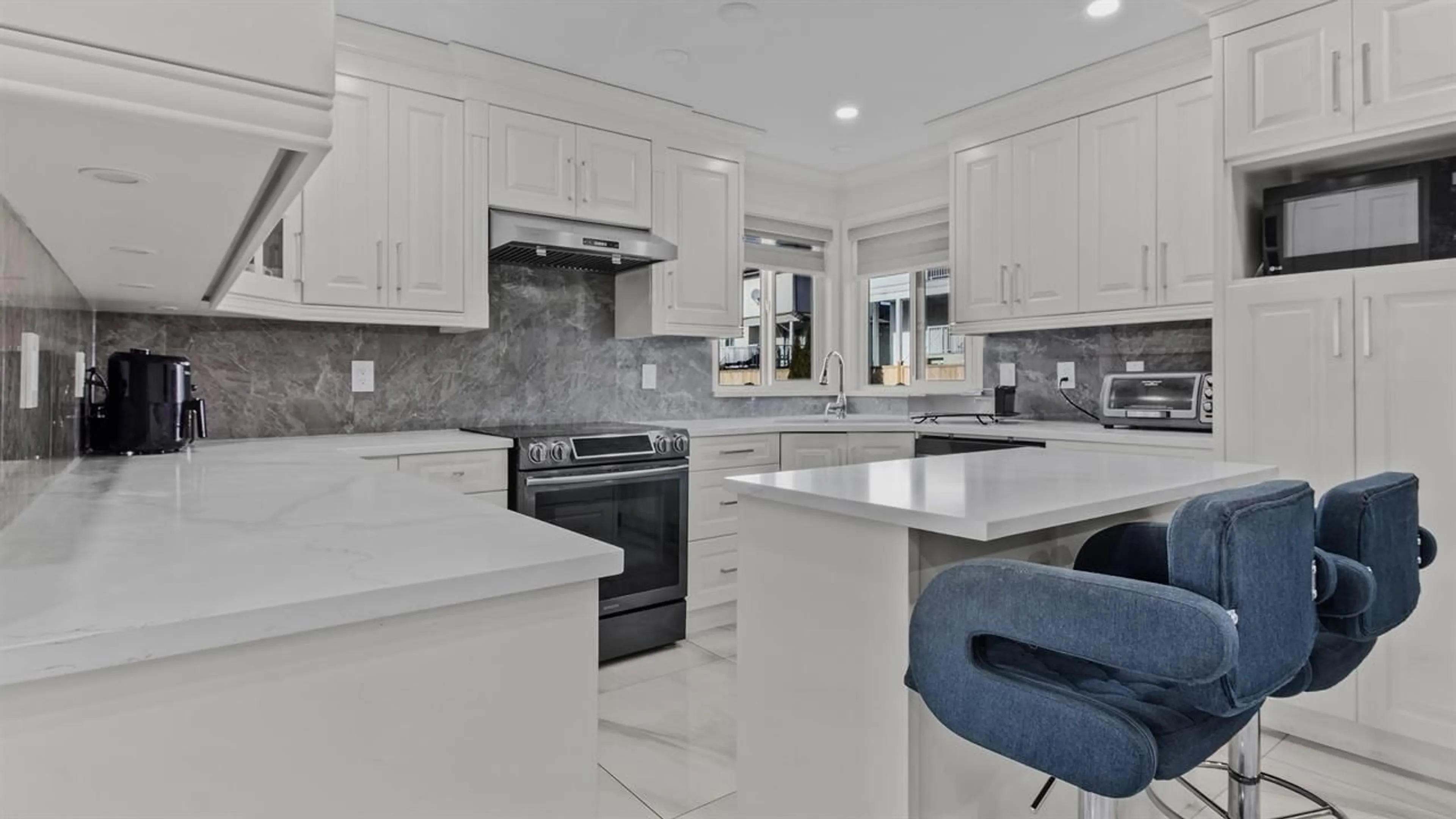 Contemporary kitchen, ceramic/tile floor for 31297 WAGNER DRIVE, Abbotsford British Columbia V2T5G1