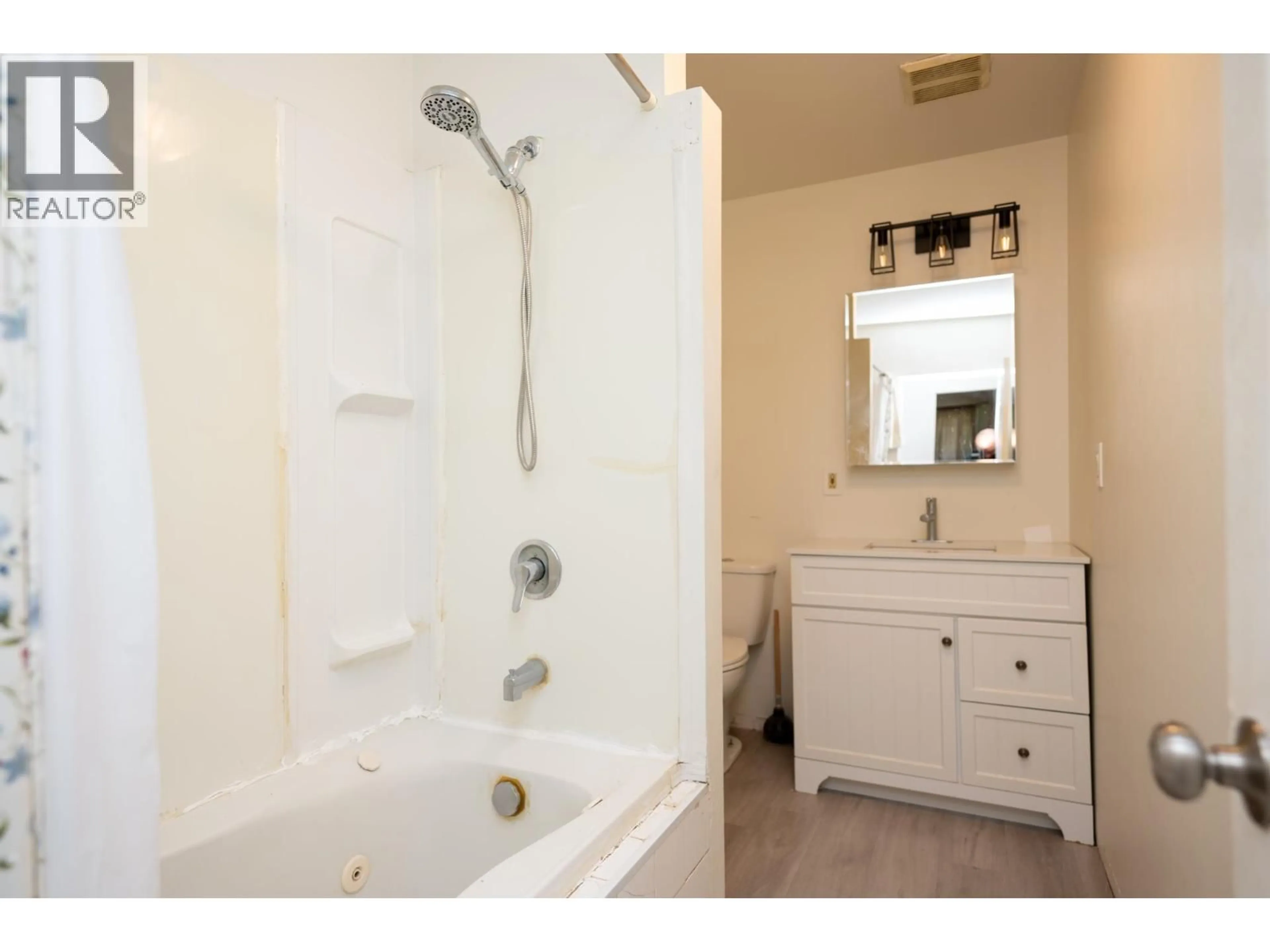 Standard bathroom, ceramic/tile floor for 450 KELLY STREET, Prince George British Columbia V2M3K5