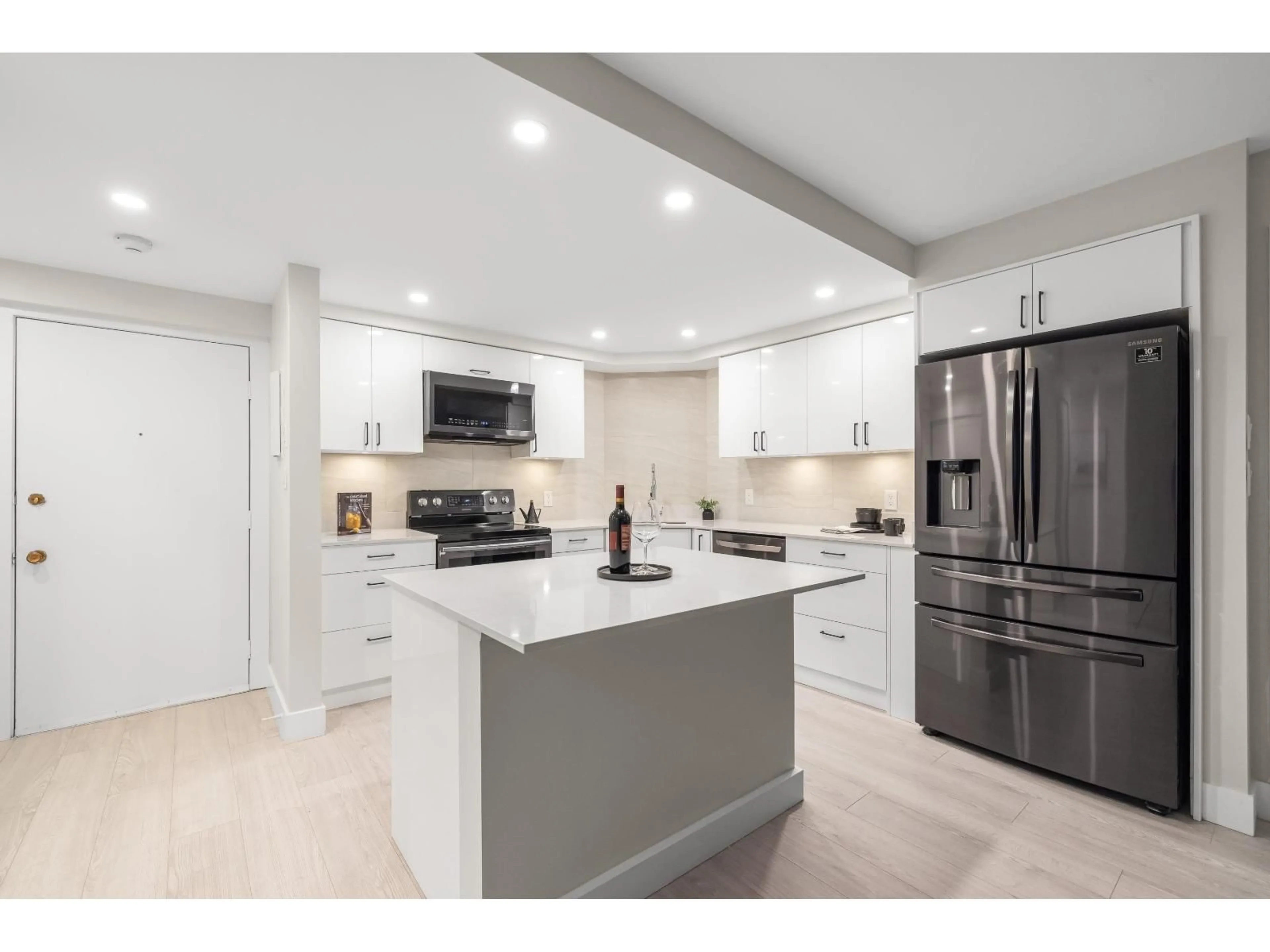 Open concept kitchen, ceramic/tile floor for 304 - 1480 FOSTER STREET, Surrey British Columbia V4B3X7