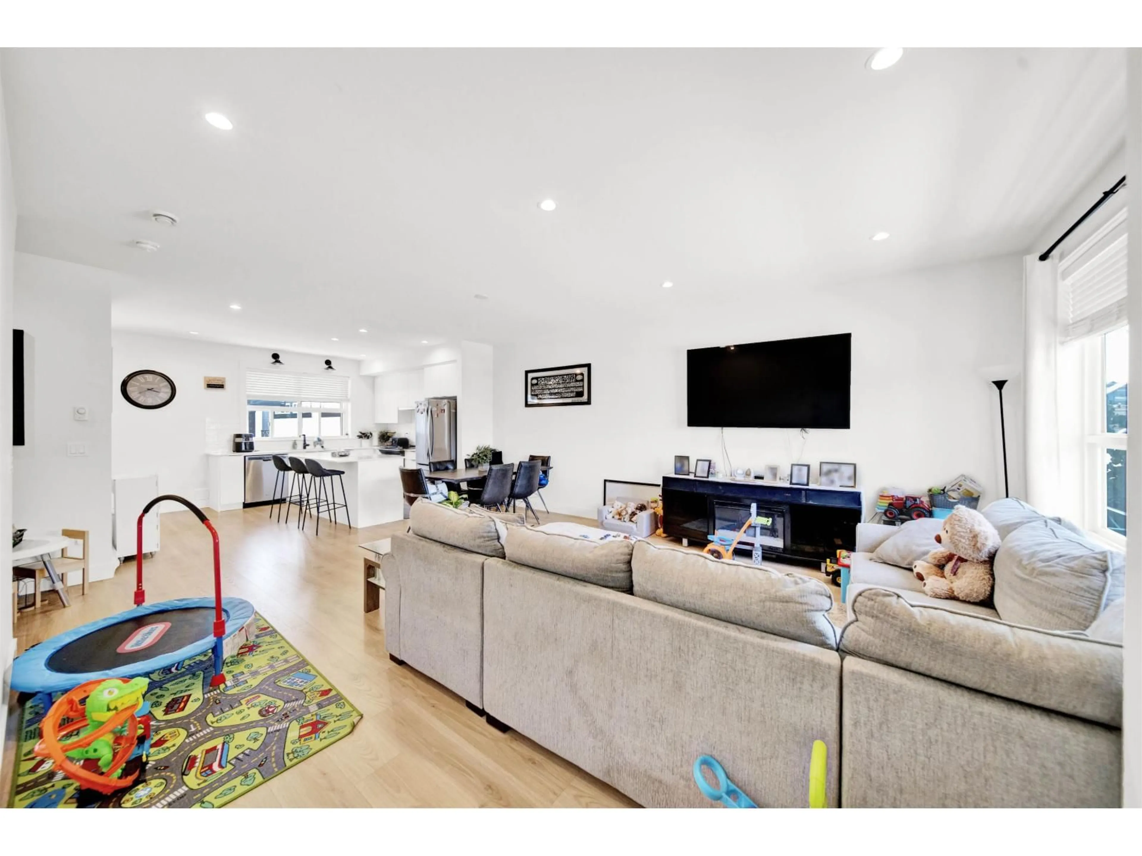 Home theater for 10 - 19255 ALOHA DRIVE, Surrey British Columbia V4N6T8