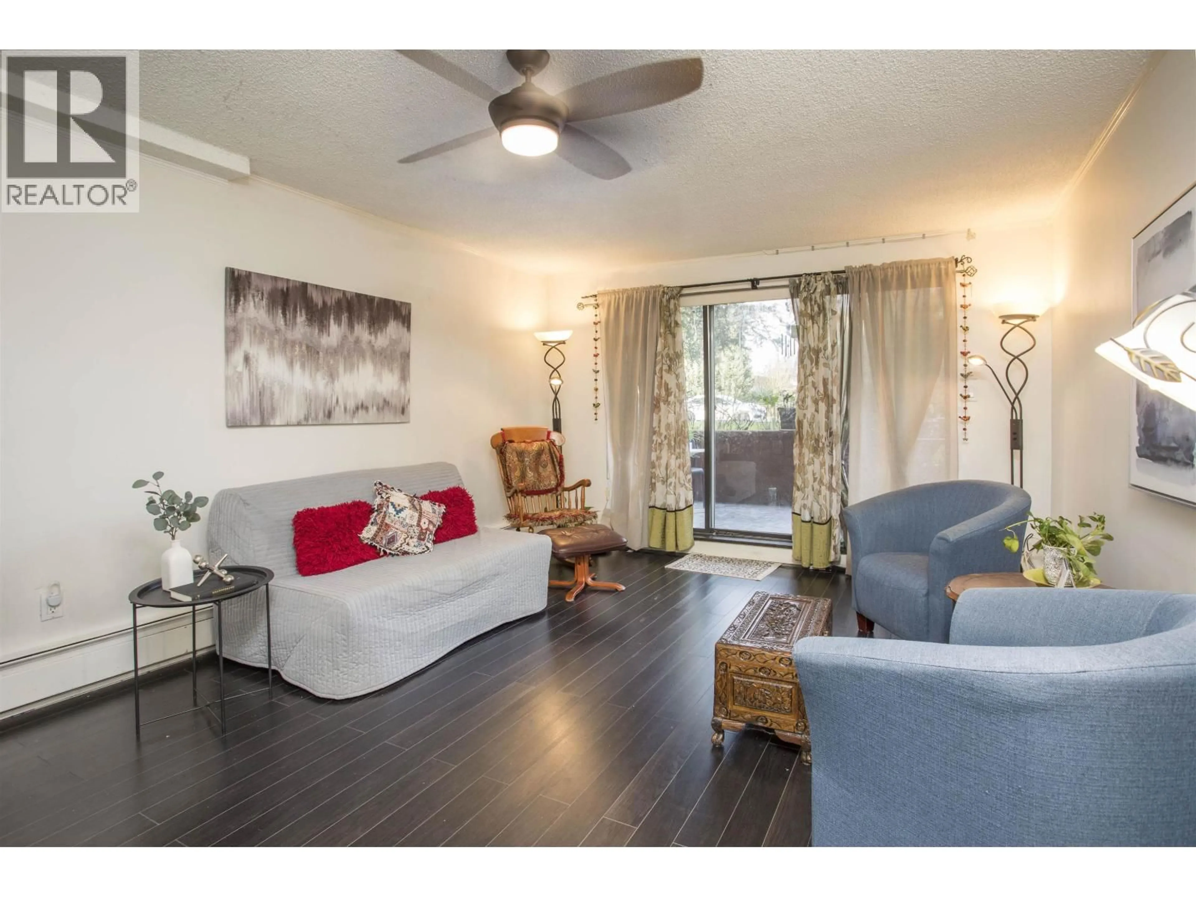 Living room with furniture, wood/laminate floor for 118 - 620 EIGHTH AVENUE, New Westminster British Columbia V3M5V7