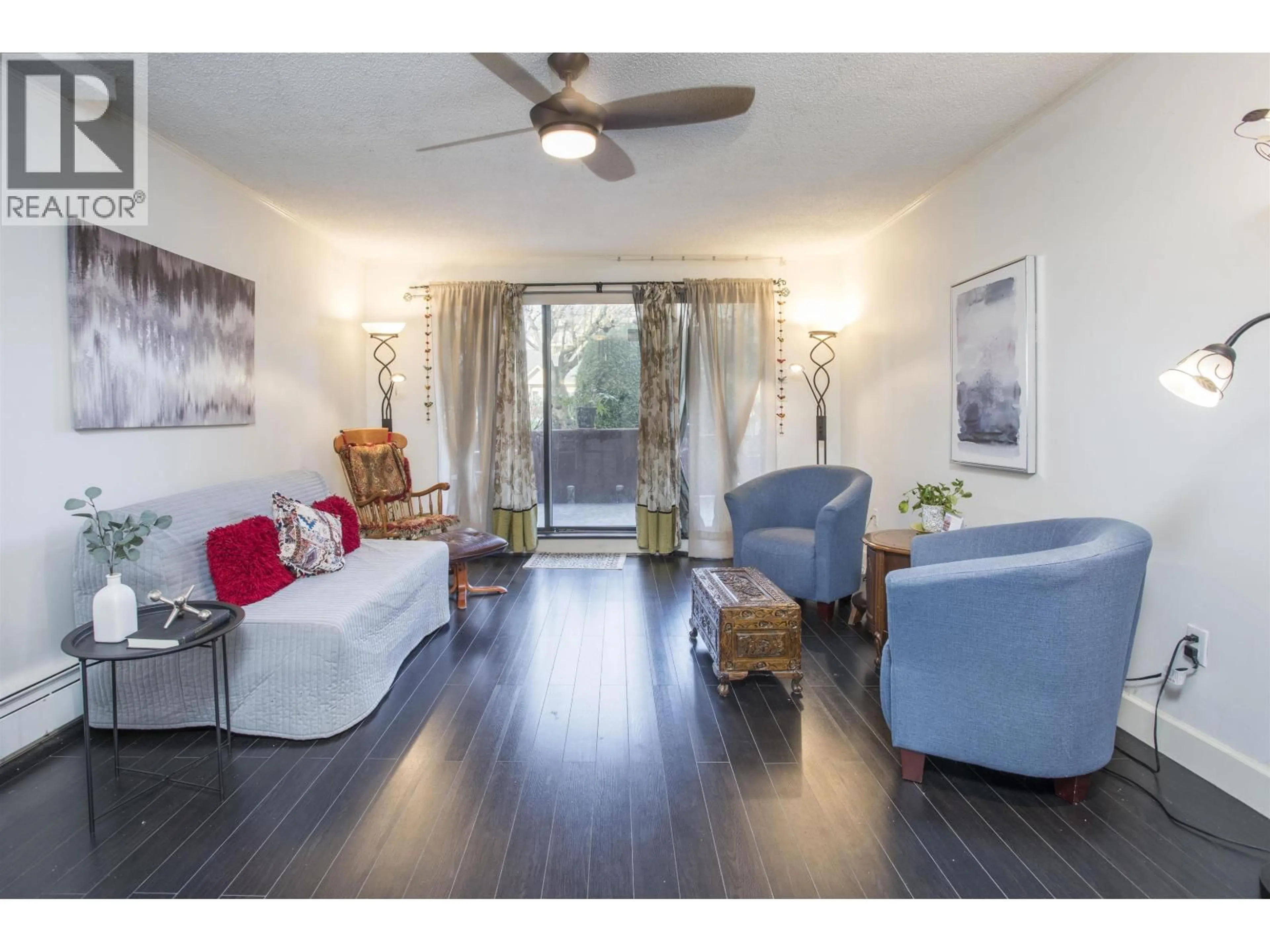 Living room with furniture, wood/laminate floor for 118 - 620 EIGHTH AVENUE, New Westminster British Columbia V3M5V7