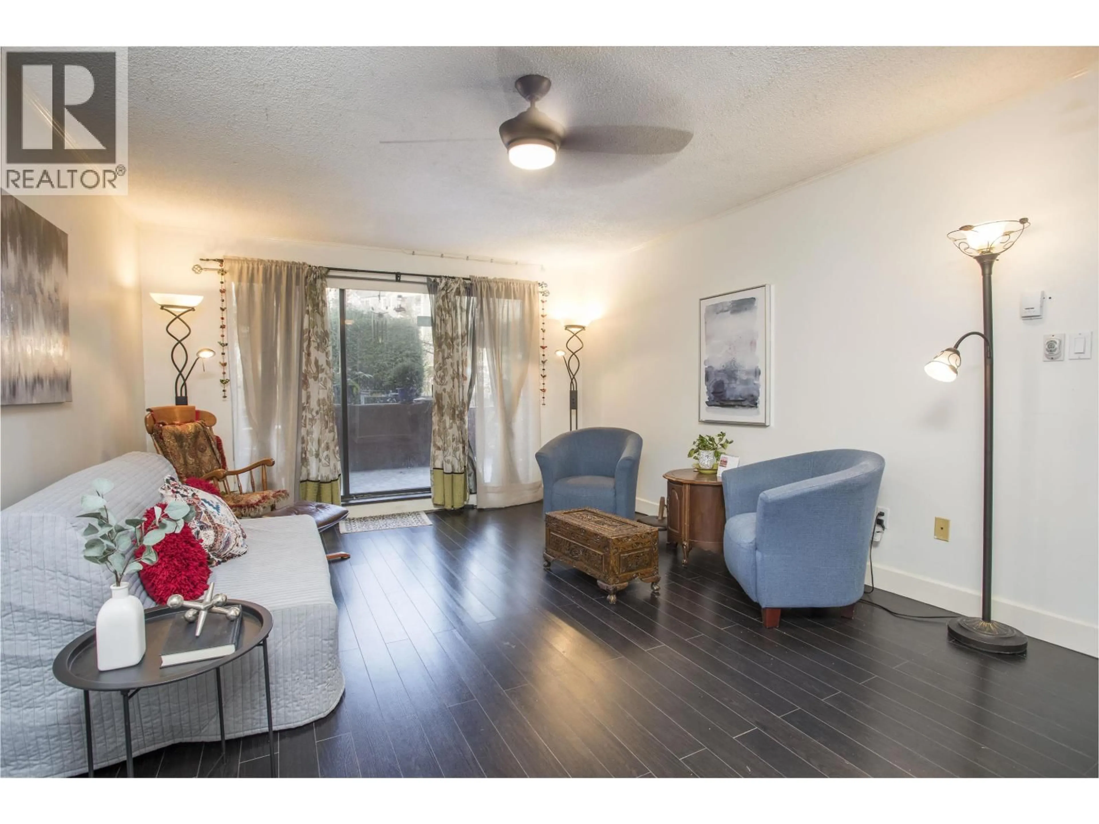 Living room with furniture, wood/laminate floor for 118 - 620 EIGHTH AVENUE, New Westminster British Columbia V3M5V7