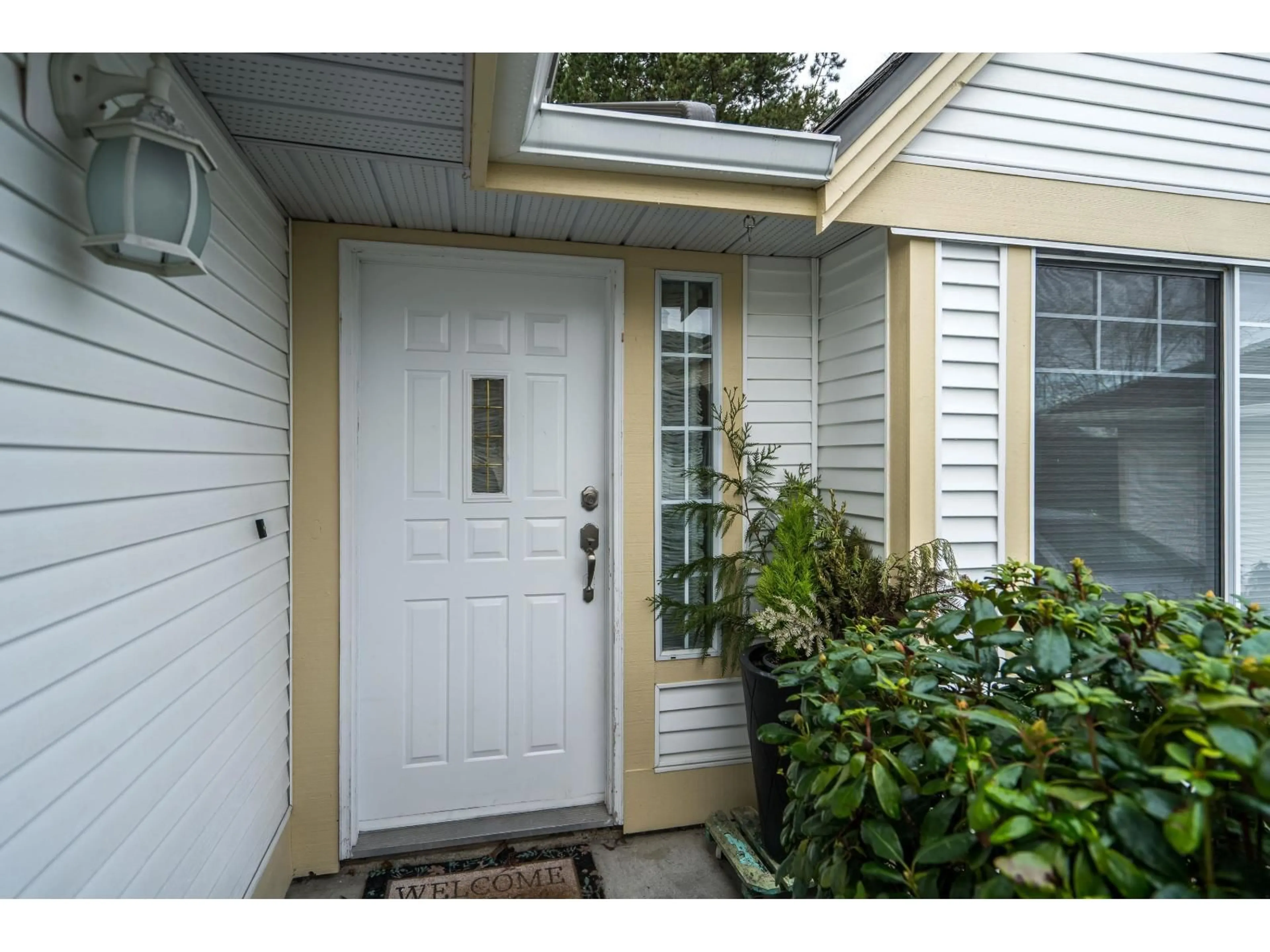 Indoor entryway for 24 - 8737 212 STREET, Langley British Columbia V1M2C8