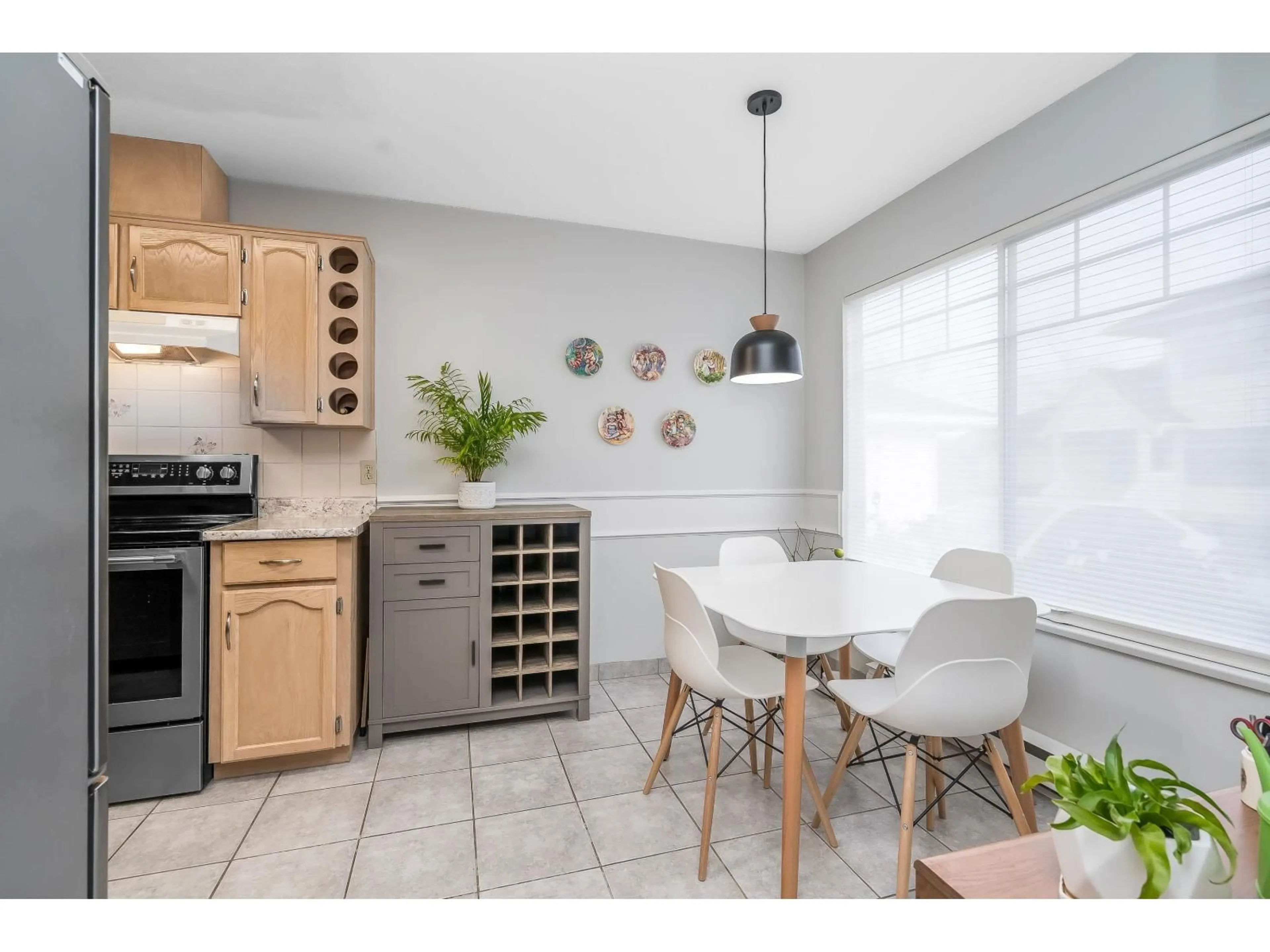 Open concept kitchen, ceramic/tile floor for 24 - 8737 212 STREET, Langley British Columbia V1M2C8