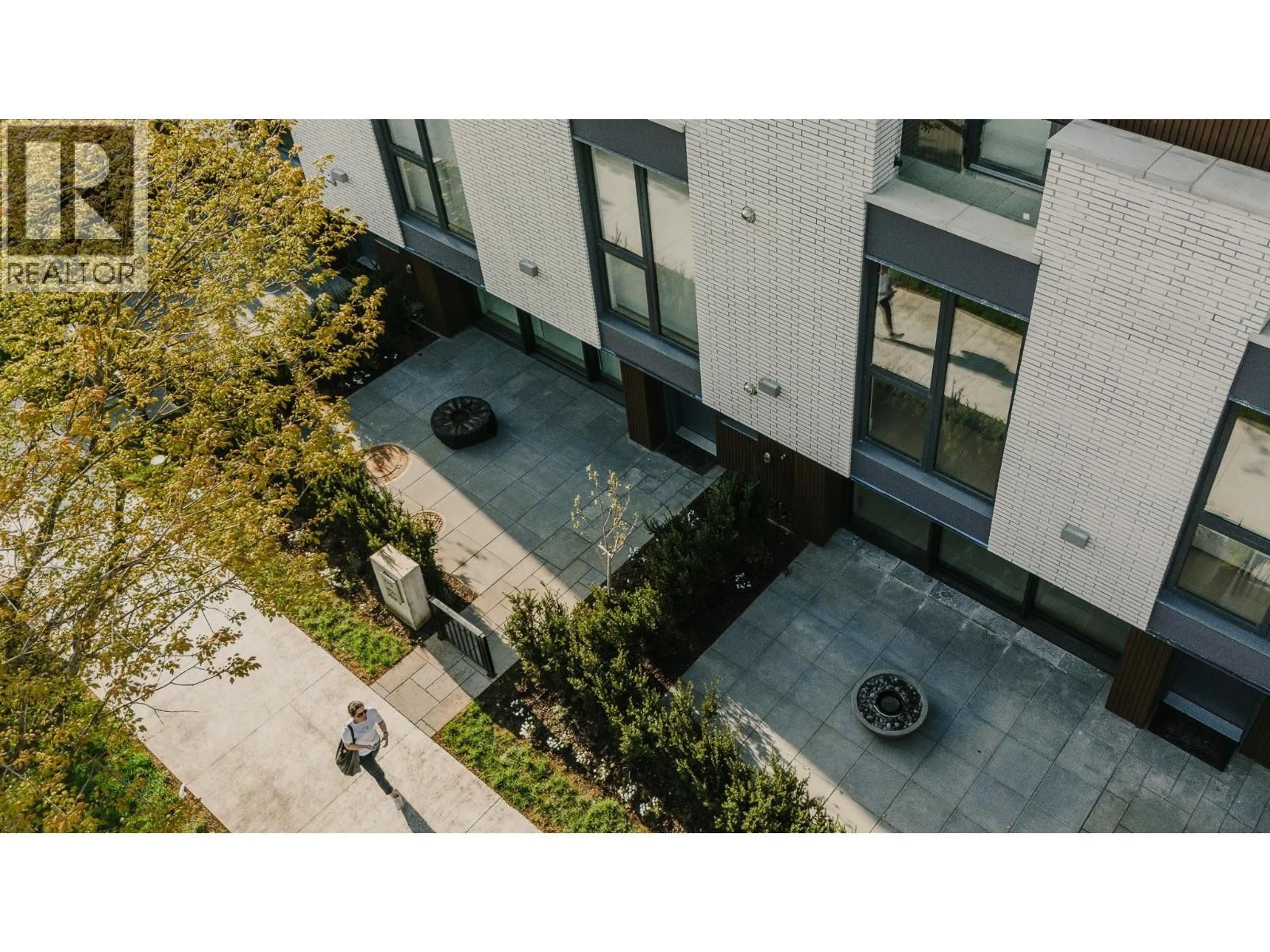 A pic from outside/outdoor area/front of a property/back of a property/a pic from drone, unknown for 772 27TH AVENUE, Vancouver British Columbia V5V2K9