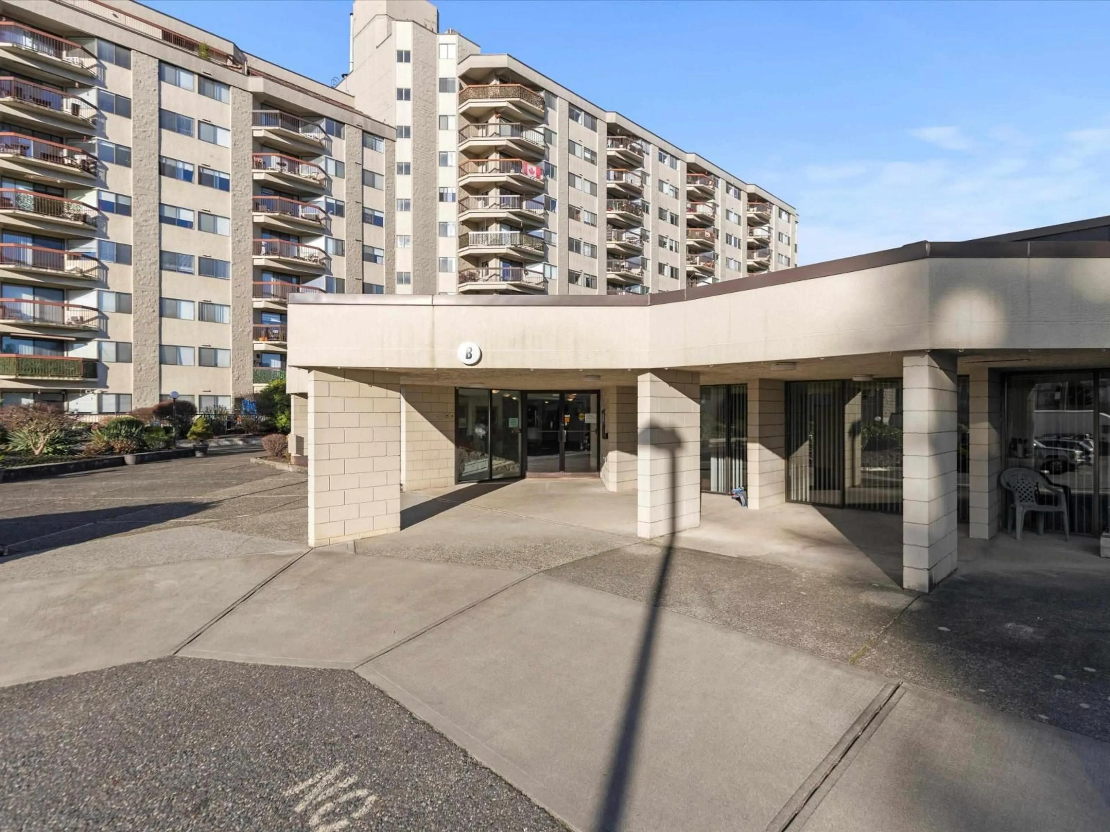 Indoor foyer for 301 - 31955 OLD YALE ROAD, Abbotsford British Columbia V2T4N1
