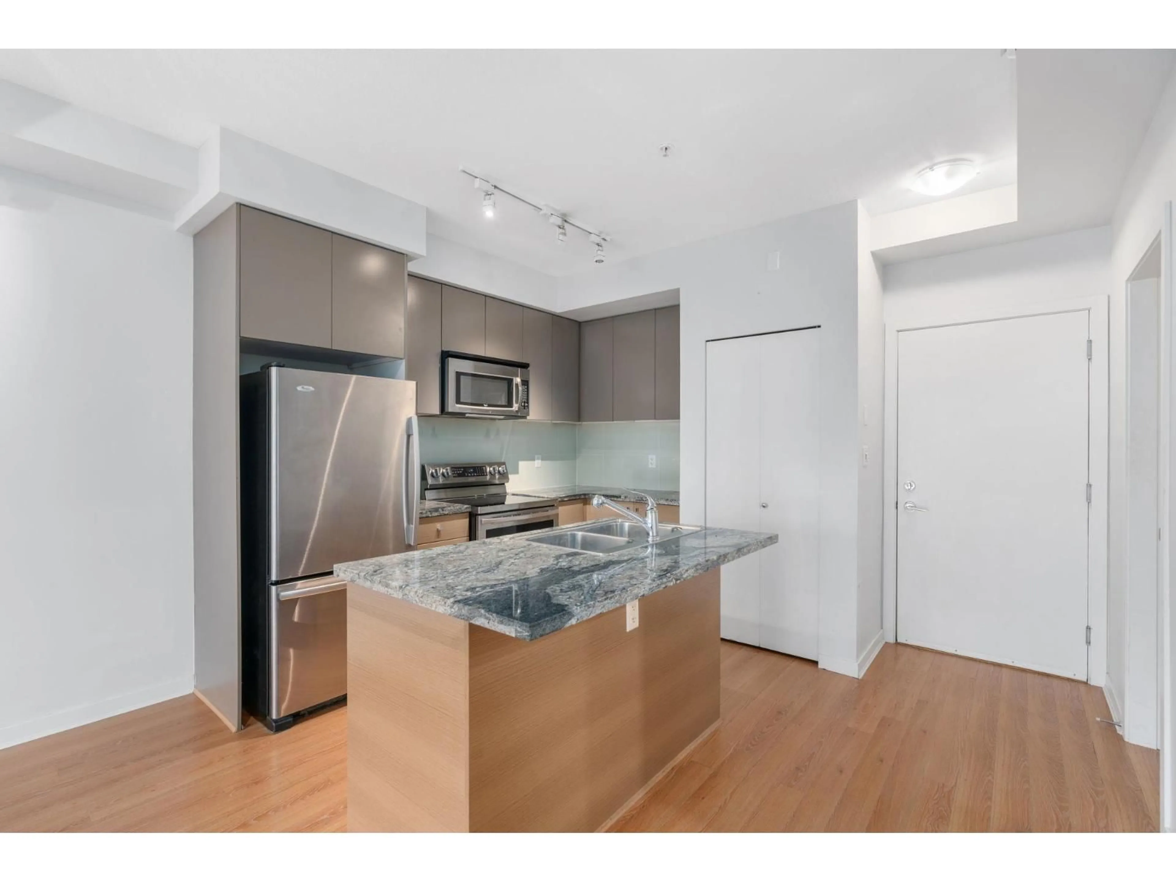 Standard kitchen, wood/laminate floor for 413 - 6440 194 AVENUE, Surrey British Columbia V4N6J7