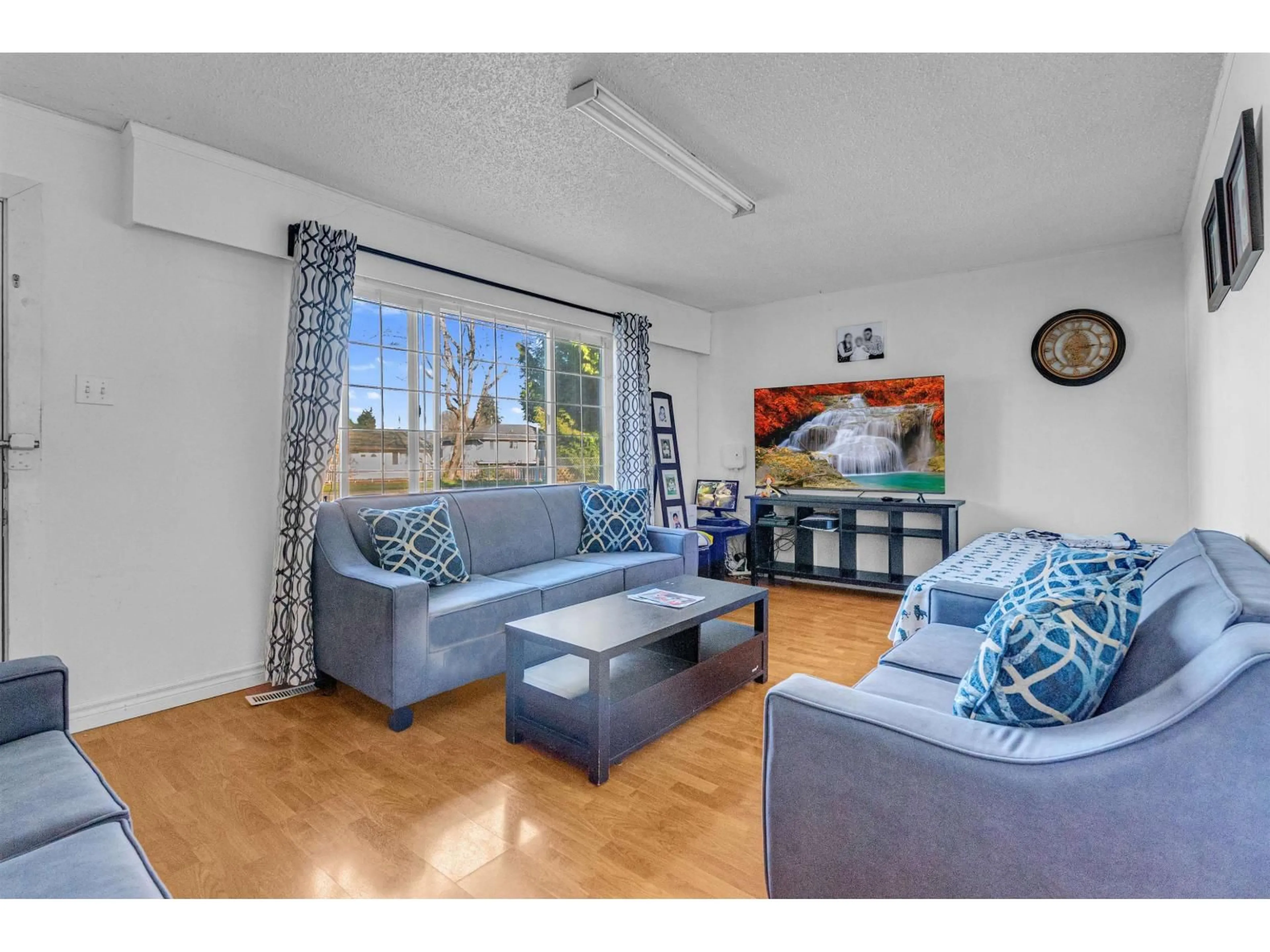 Living room with furniture, unknown for 12420 96 AVENUE, Surrey British Columbia V3V1X1