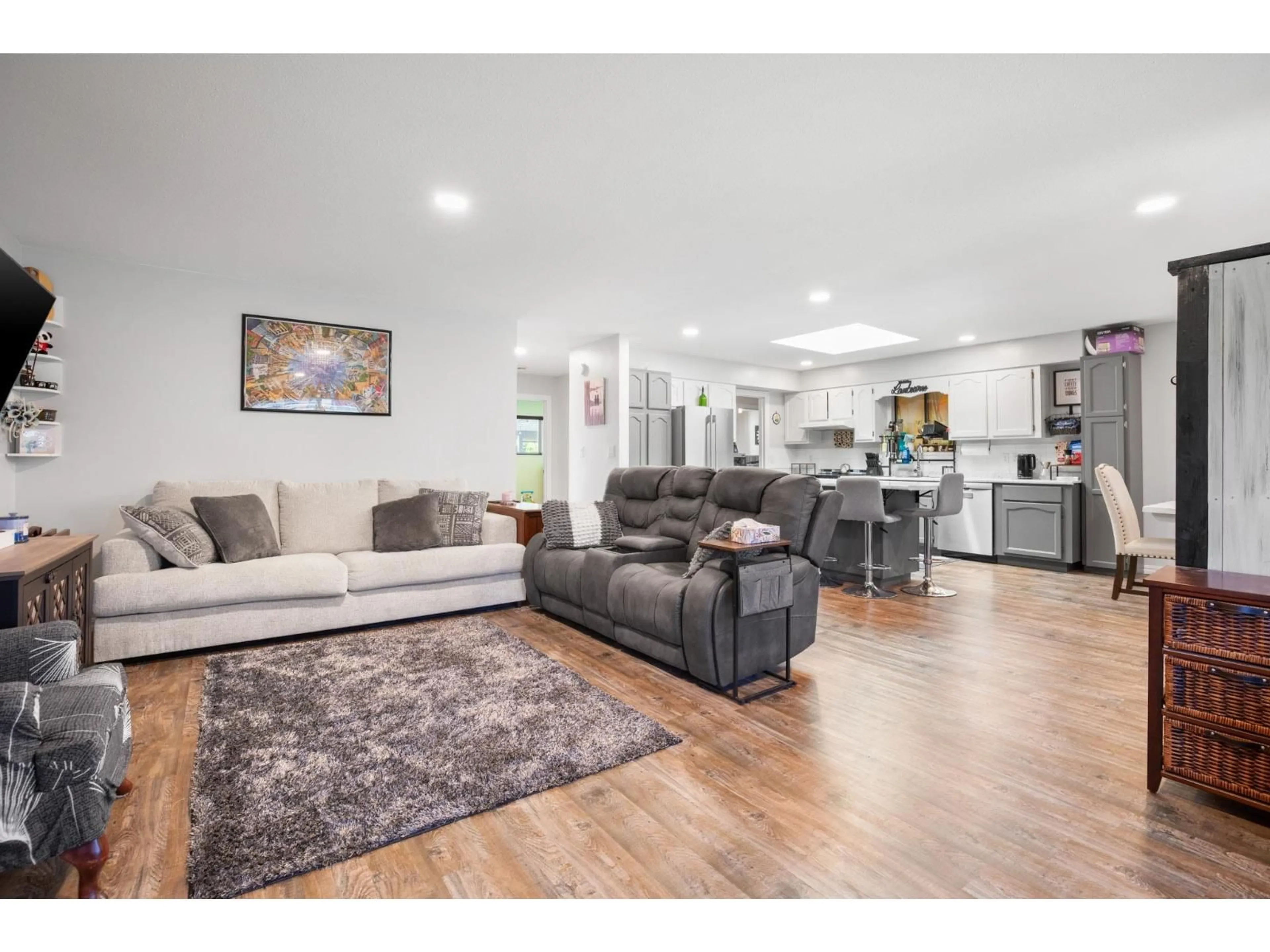 Living room with furniture, wood/laminate floor for 9170 ASHWELL ROAD, Chilliwack British Columbia V2P7L9