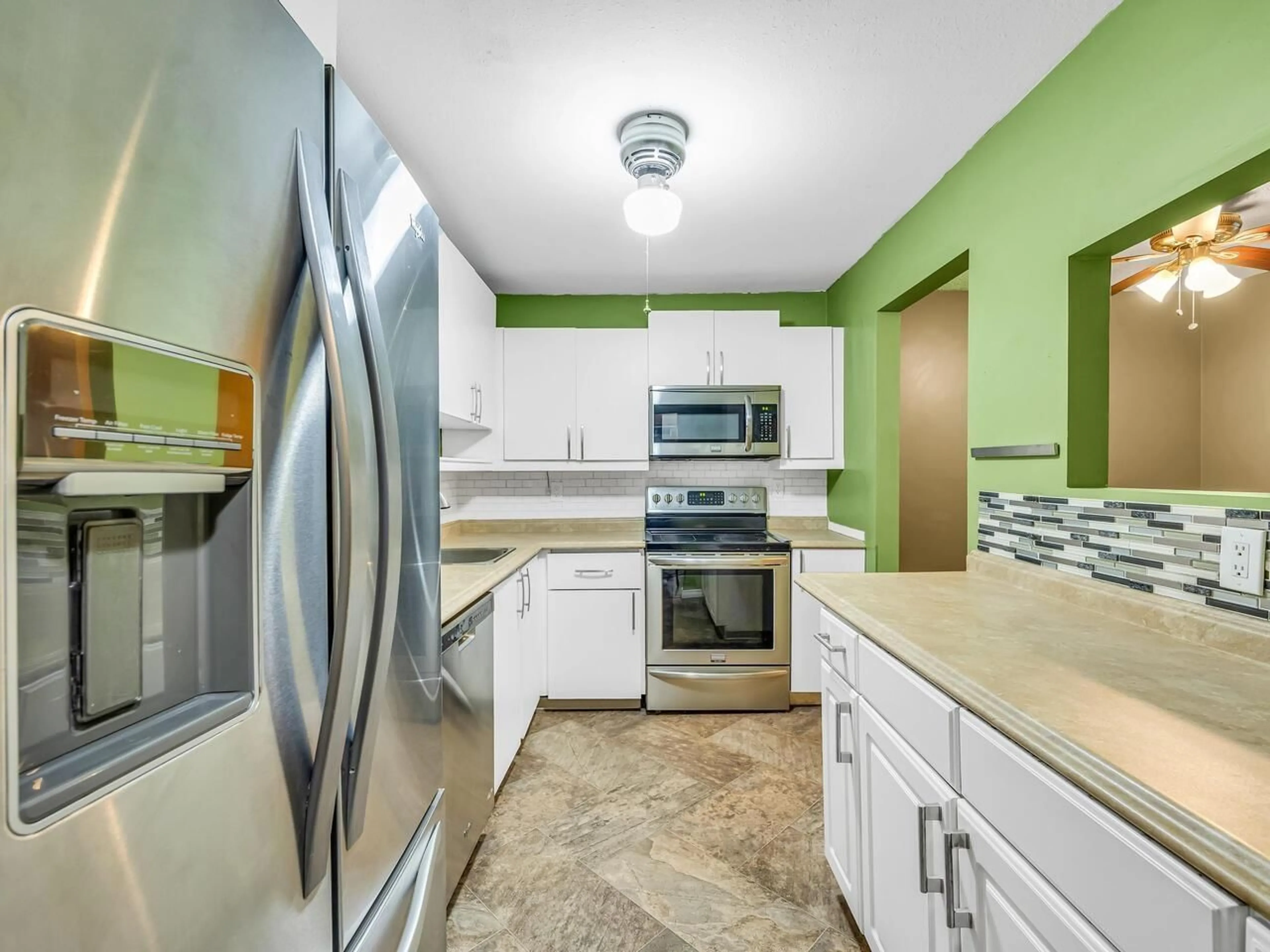 Standard kitchen, ceramic/tile floor for 211 - 10157 UNIVERSITY DRIVE, Surrey British Columbia V3T5L7