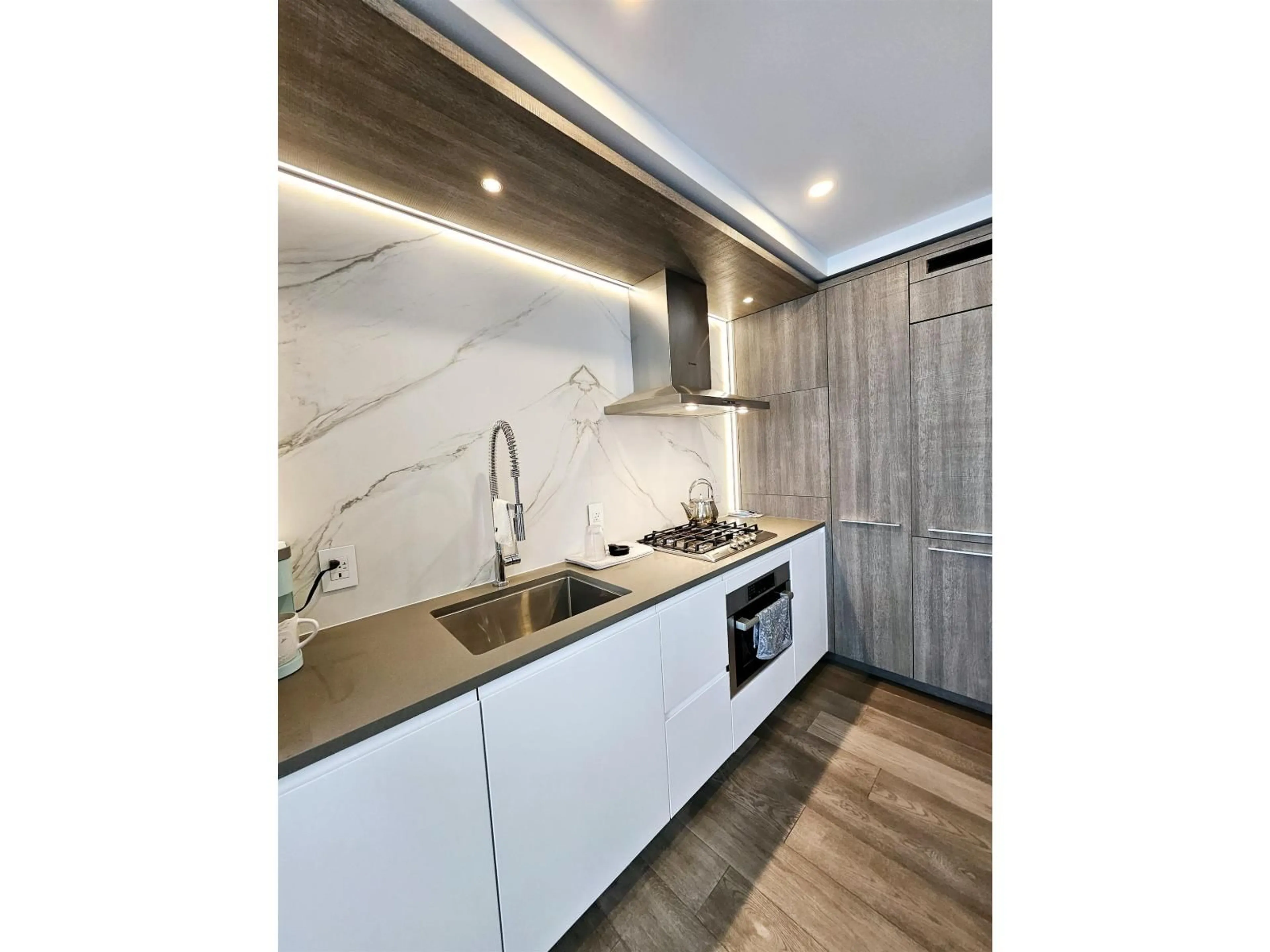 Standard kitchen, wood/laminate floor for 902 - 1441 JOHNSTON ROAD, White Rock British Columbia V4B3Z4