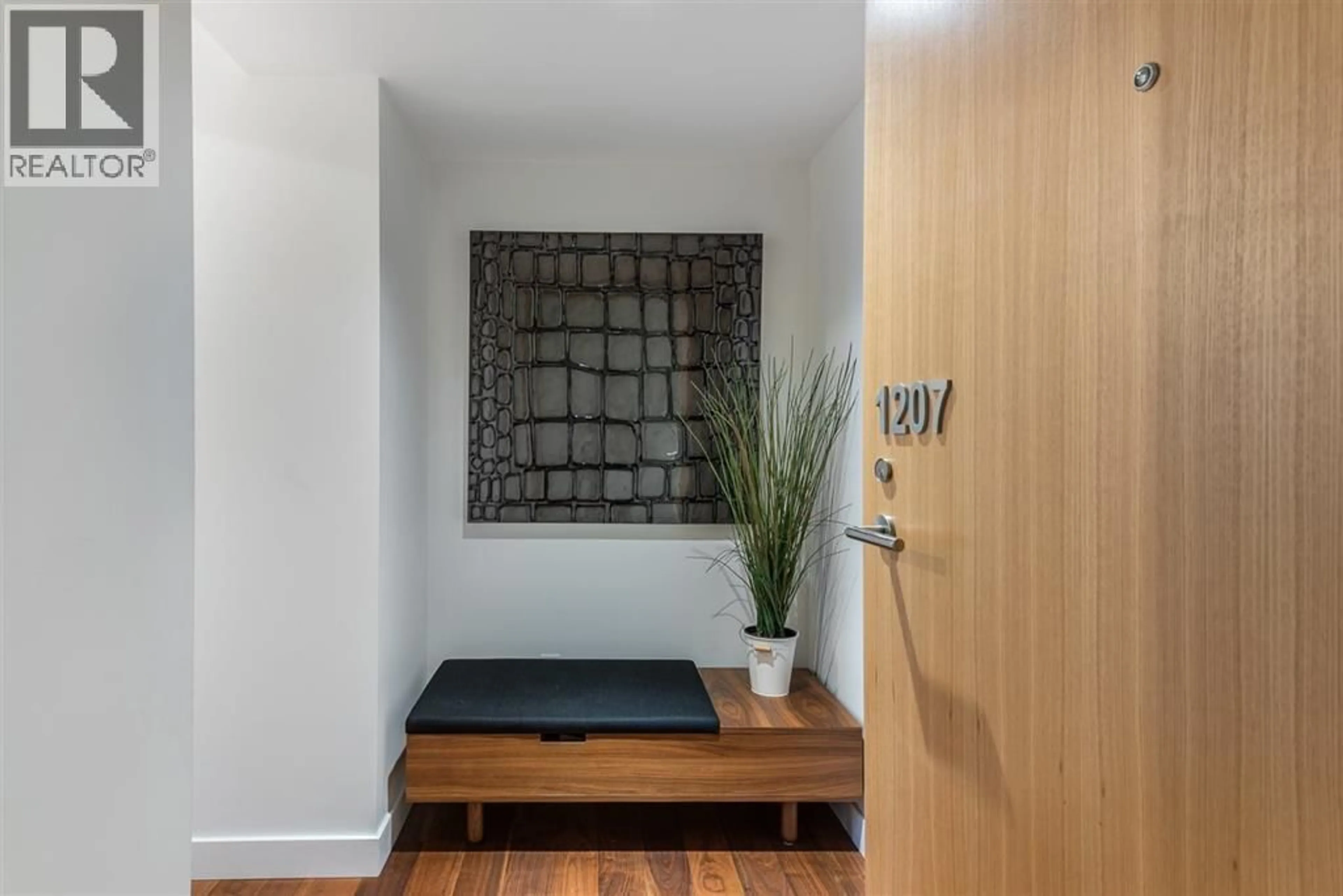 Indoor entryway for 1207 - 188 KEEFER STREET, Vancouver British Columbia V6A0E3
