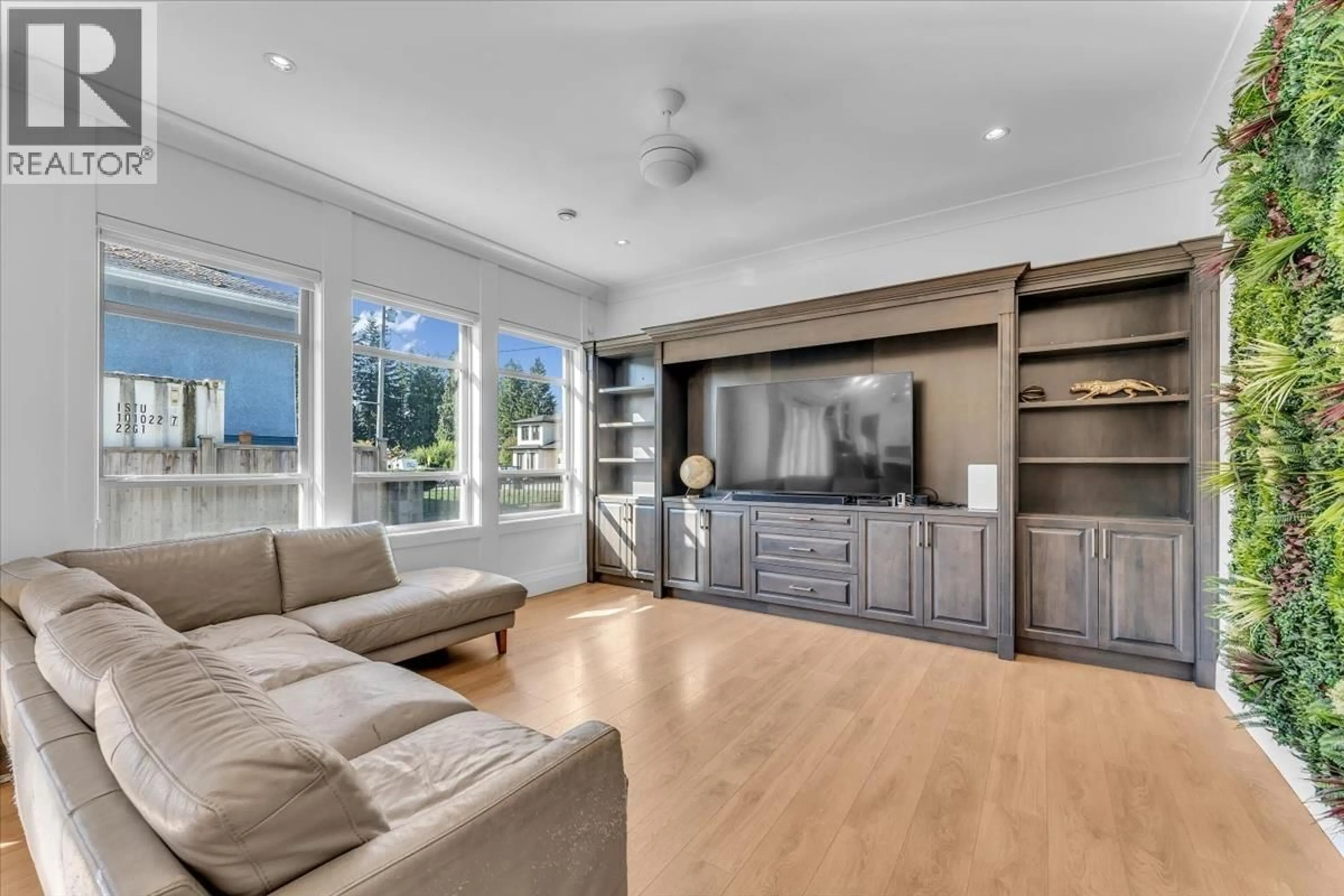 Living room with furniture, unknown for 2268 LATIMER AVENUE, Coquitlam British Columbia V3K3J5