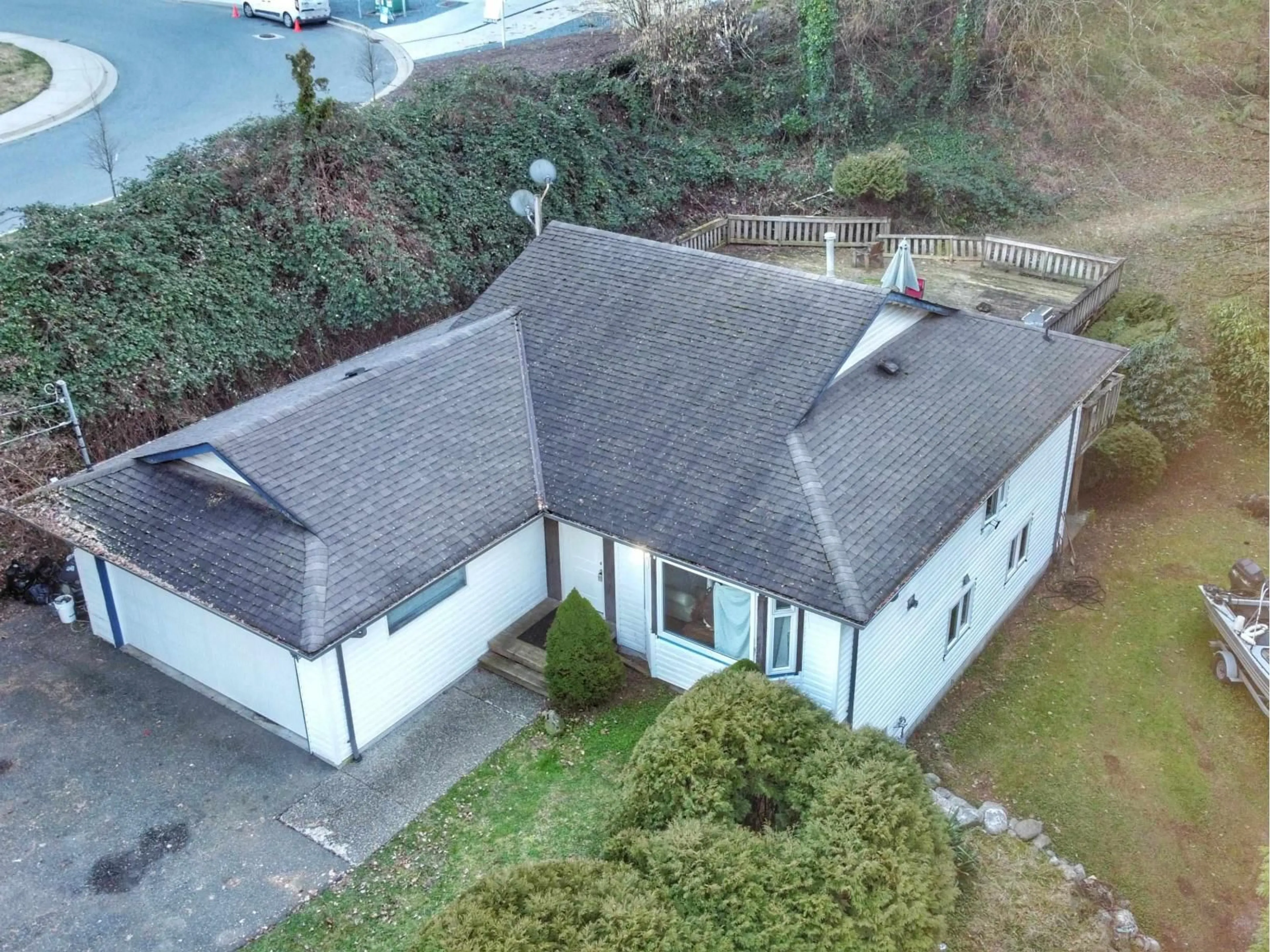 A pic from outside/outdoor area/front of a property/back of a property/a pic from drone, building for 32492 CHERRY AVENUE, Mission British Columbia V2V2T6