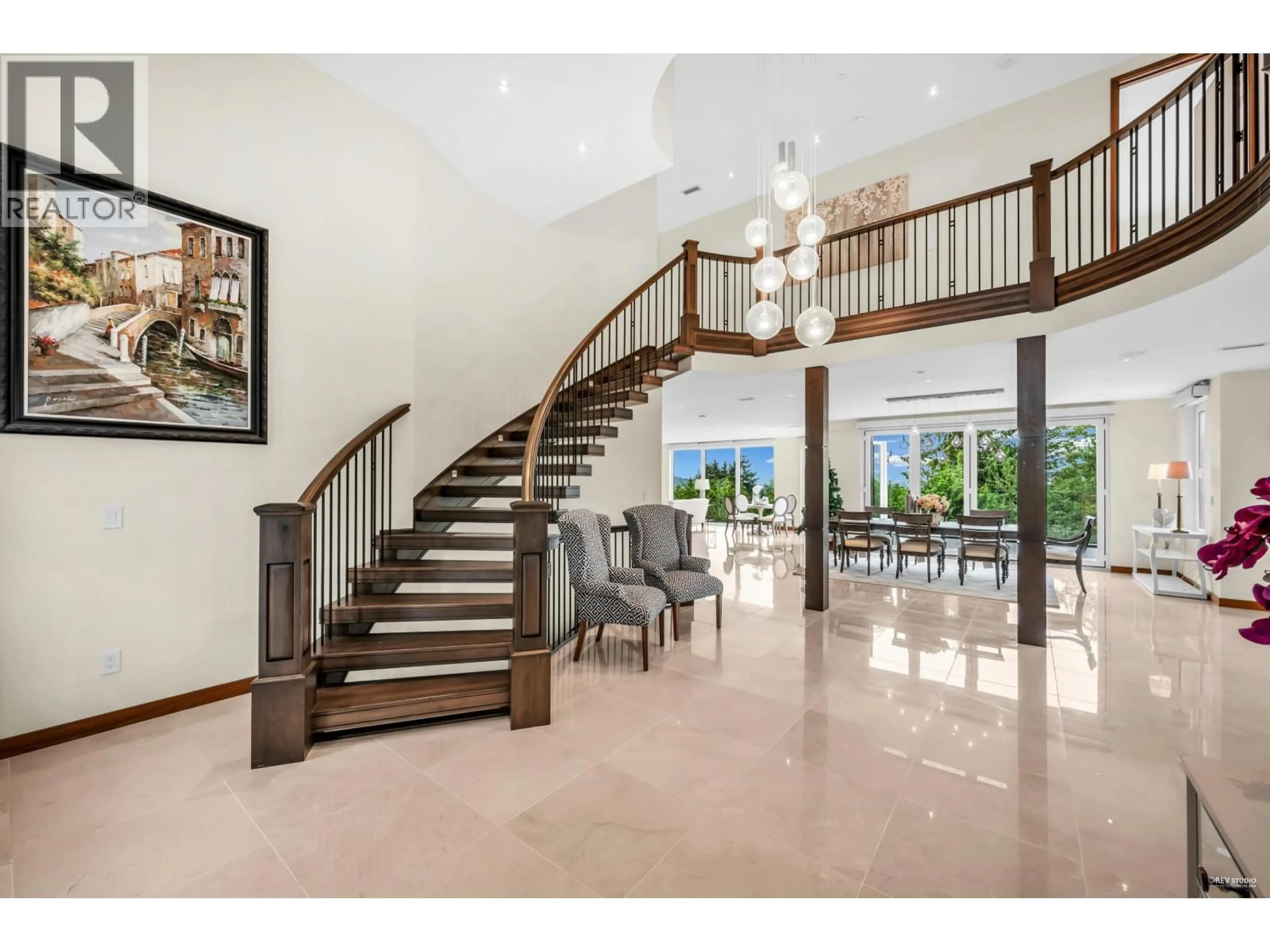 Indoor foyer for 518 BALLANTREE PLACE, West Vancouver British Columbia V7S1W5