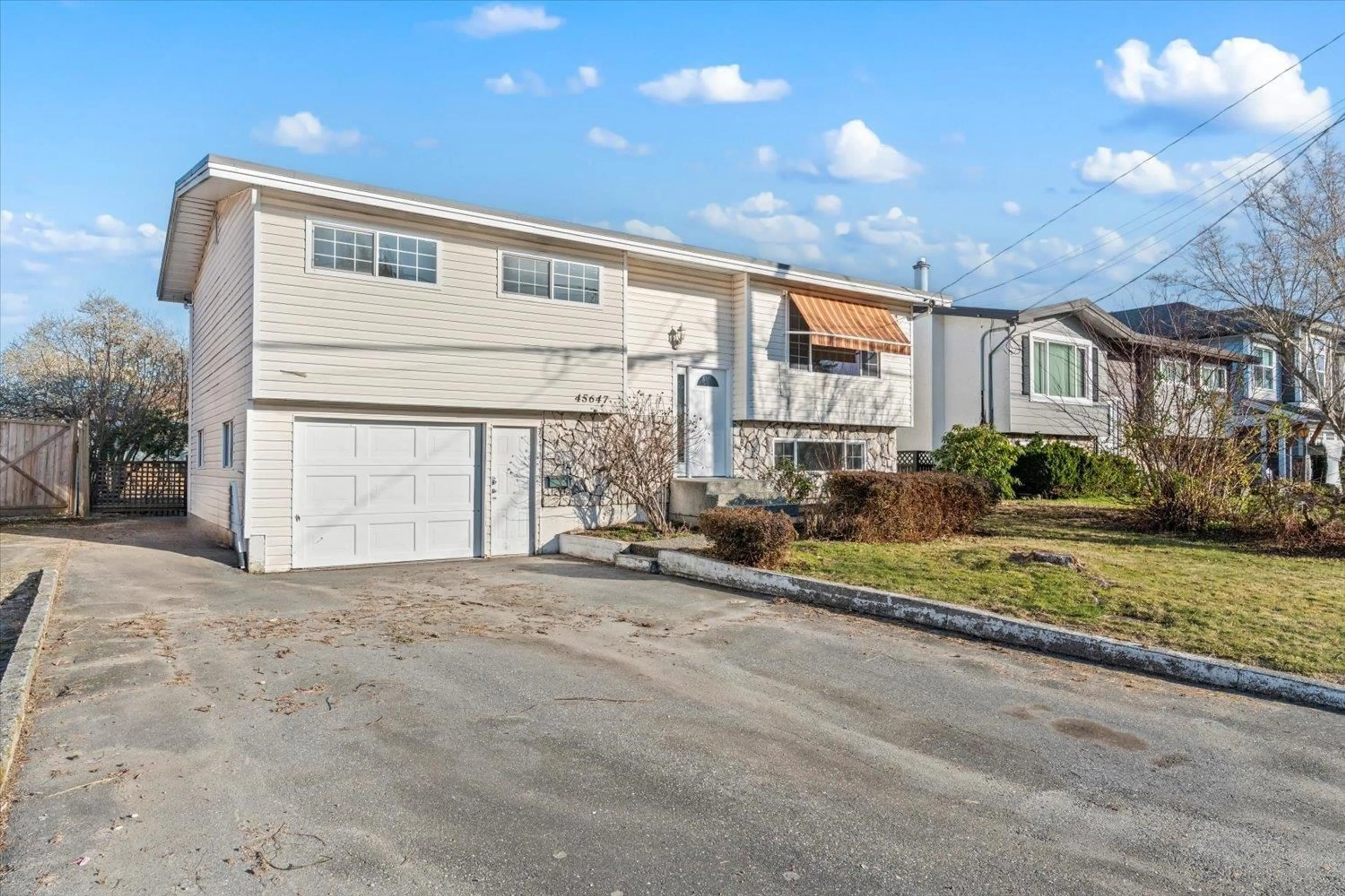 Home with vinyl exterior material, street for 45647 REECE AVENUE, Chilliwack British Columbia V2P2Z9